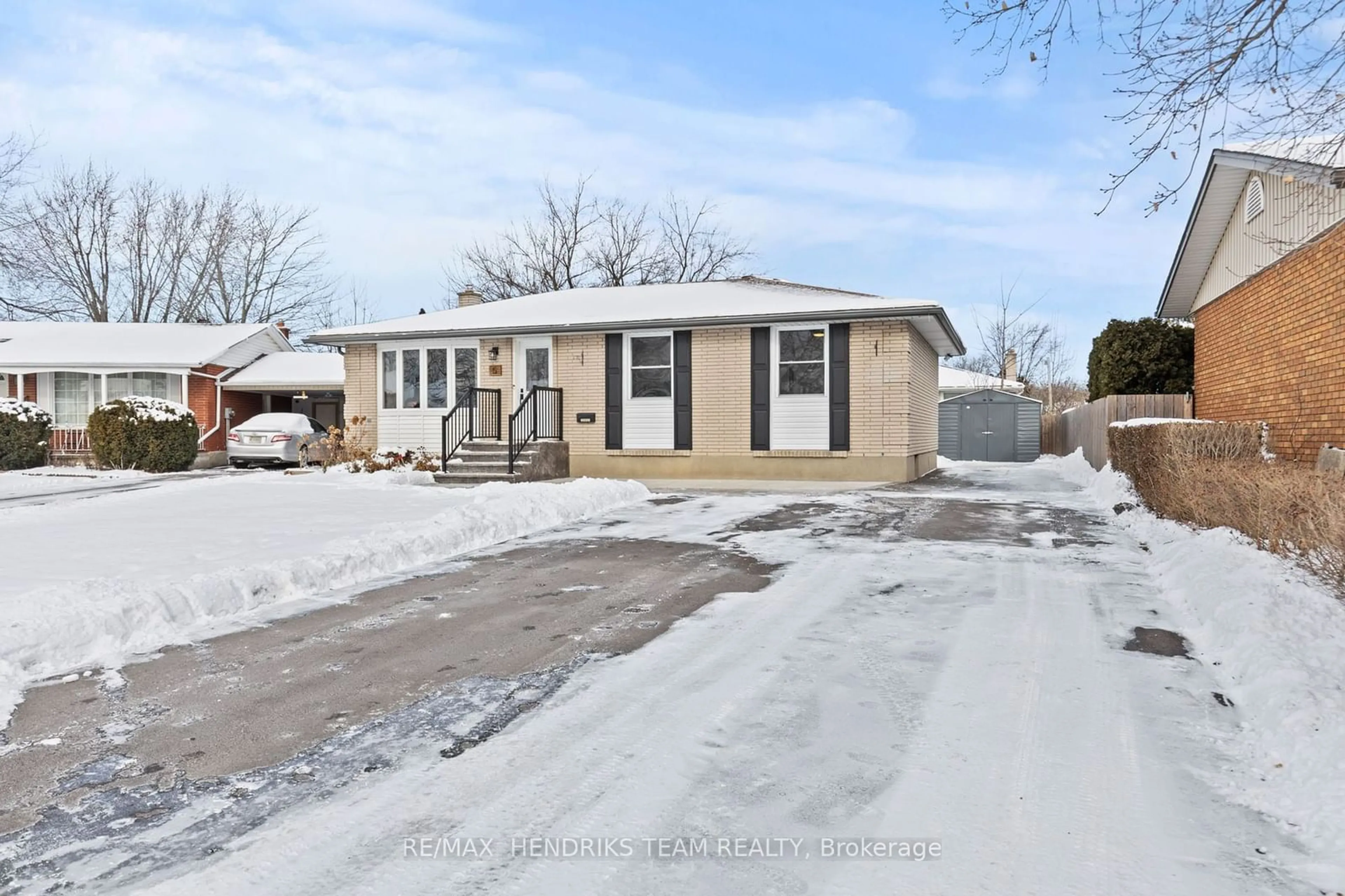 Home with vinyl exterior material, street for 5 Chelmsford Crt, St. Catharines Ontario L2M 6H4