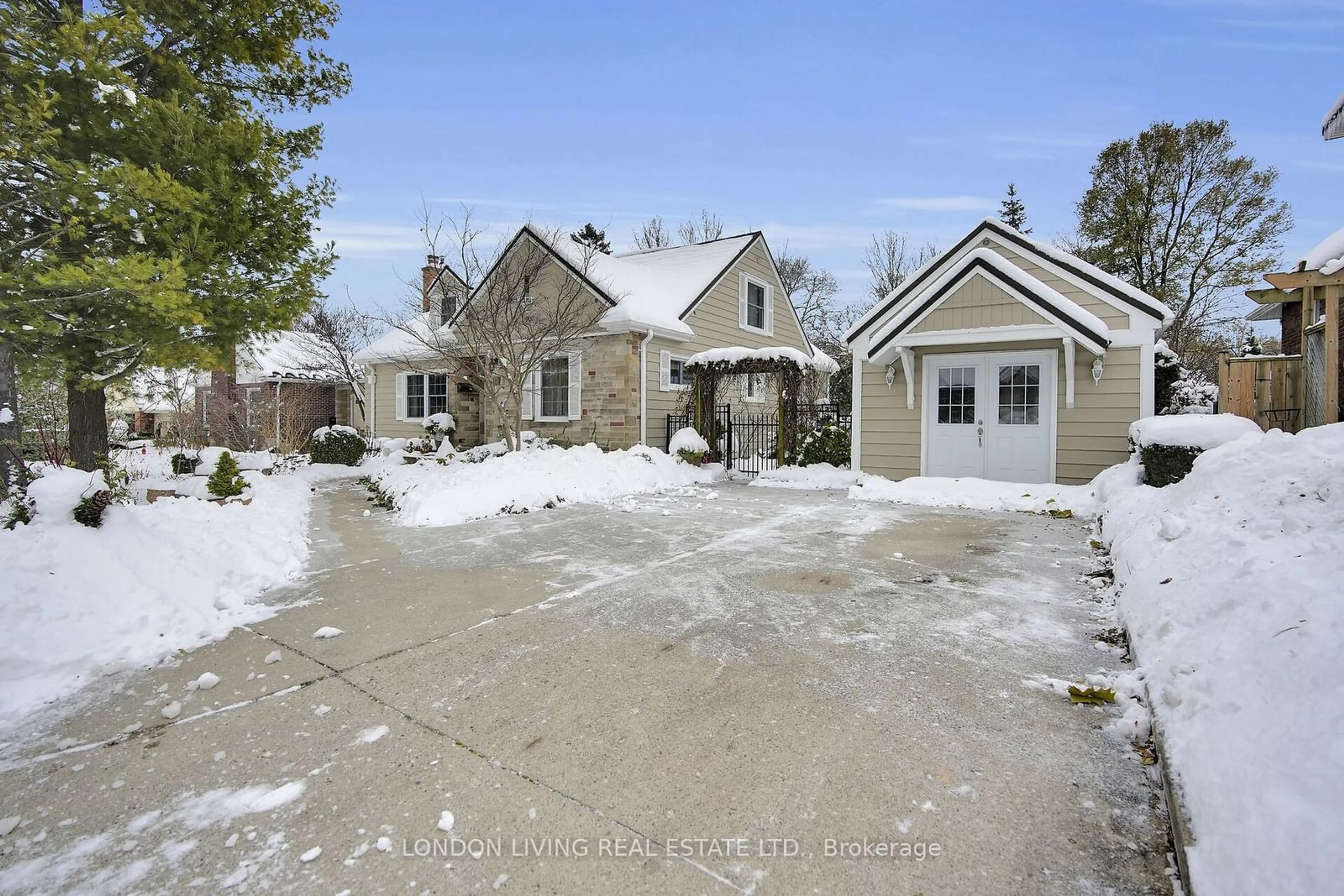 A pic from outside/outdoor area/front of a property/back of a property/a pic from drone, street for 37 Foxbar Rd, London Ontario N6C 2A6