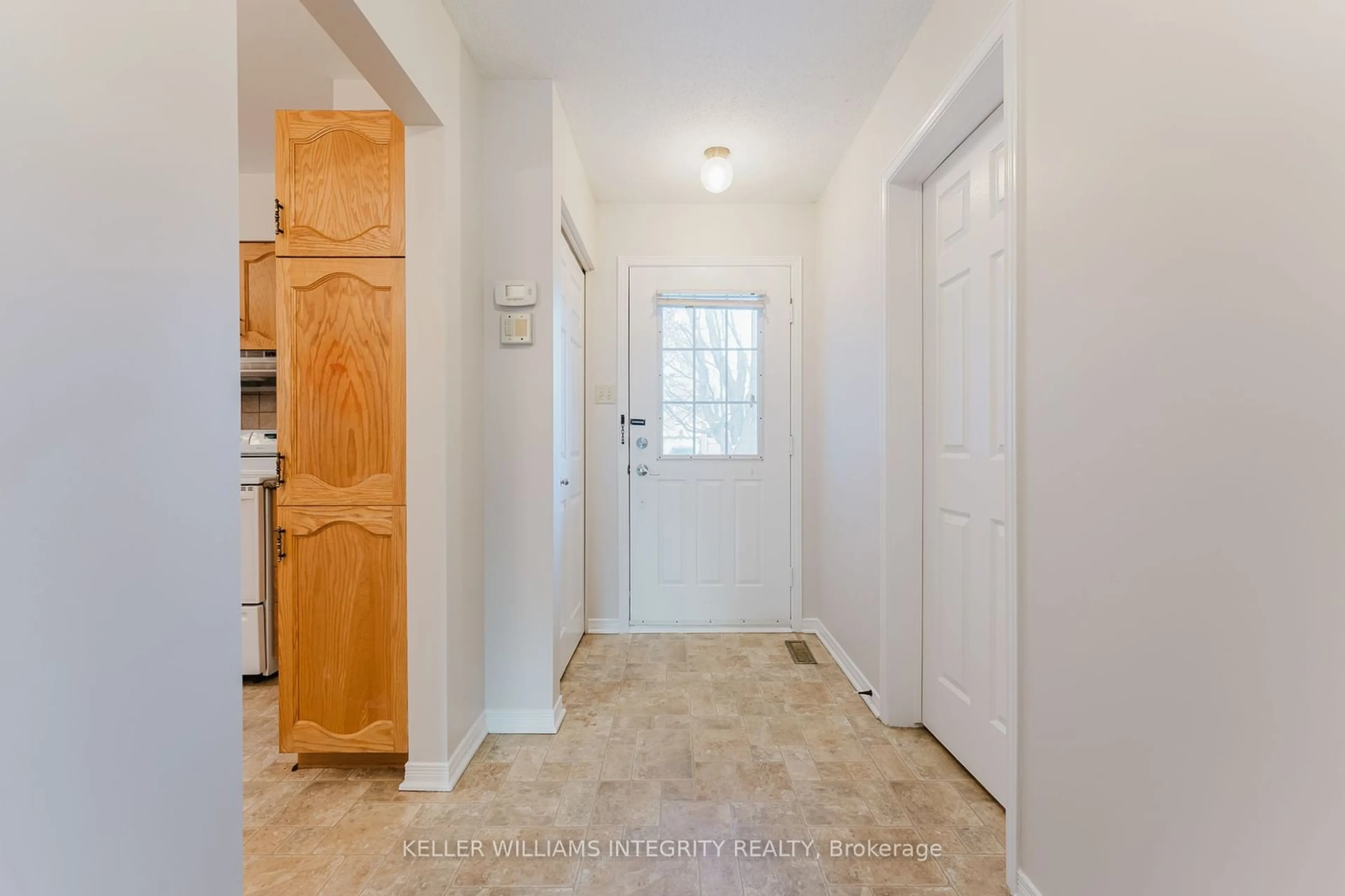 Indoor entryway for 5 Bourne St, Barrhaven Ontario K2J 3C4