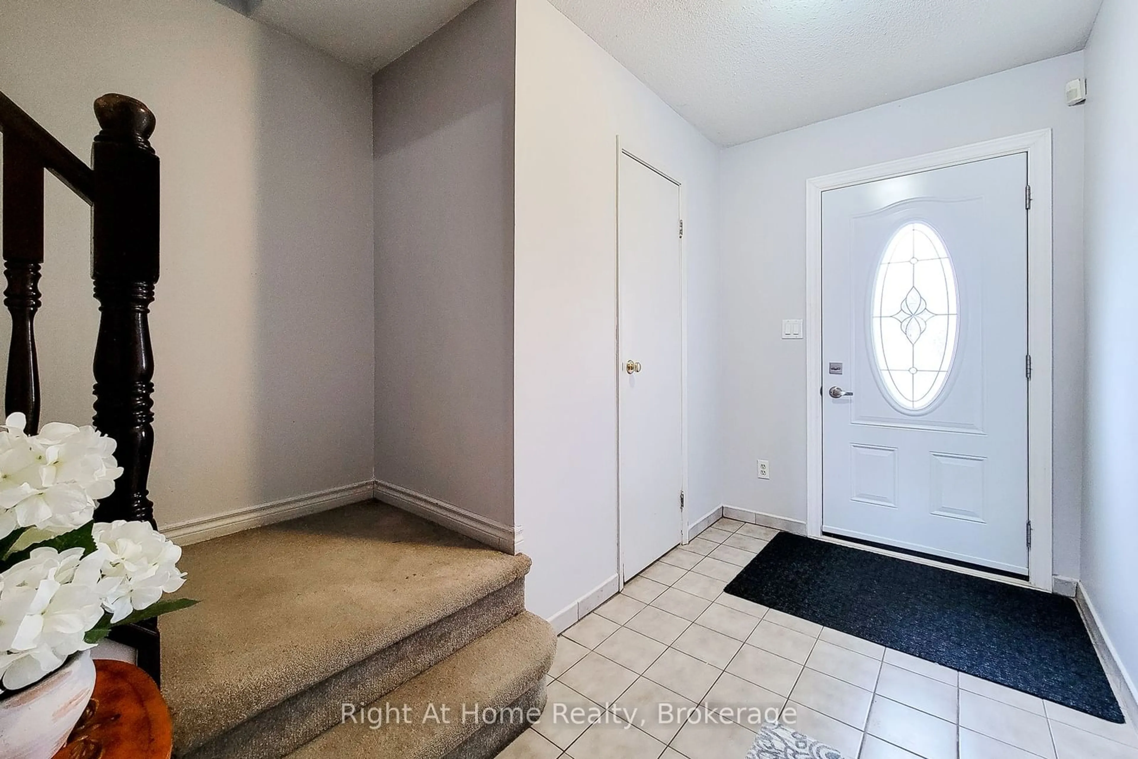 Indoor entryway for 860 Rymal Rd #4, Hamilton Ontario L8W 2X2