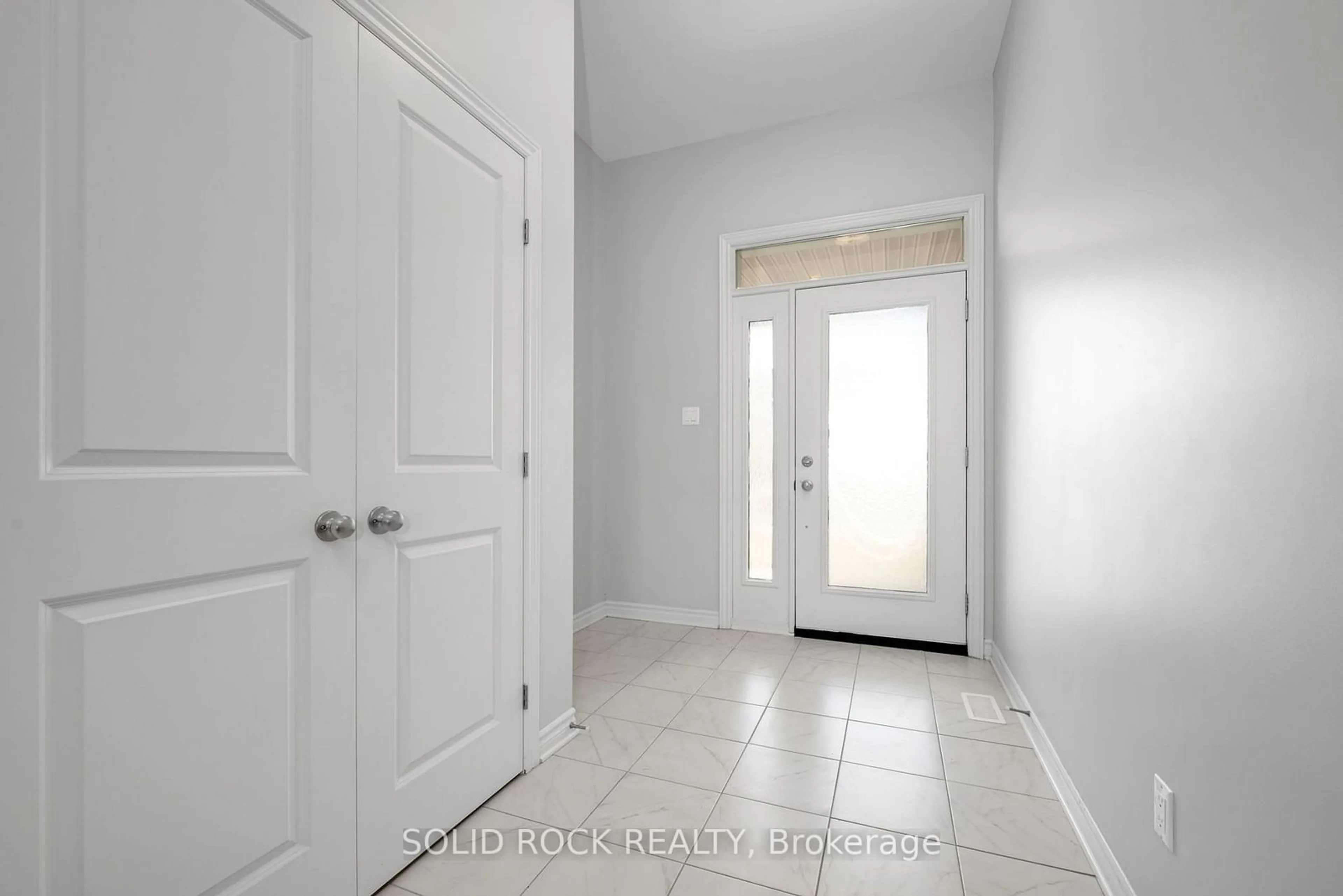 Indoor entryway for 363 Barrett Farm Dr, Blossom Park - Airport and Area Ontario K1T 0Y6