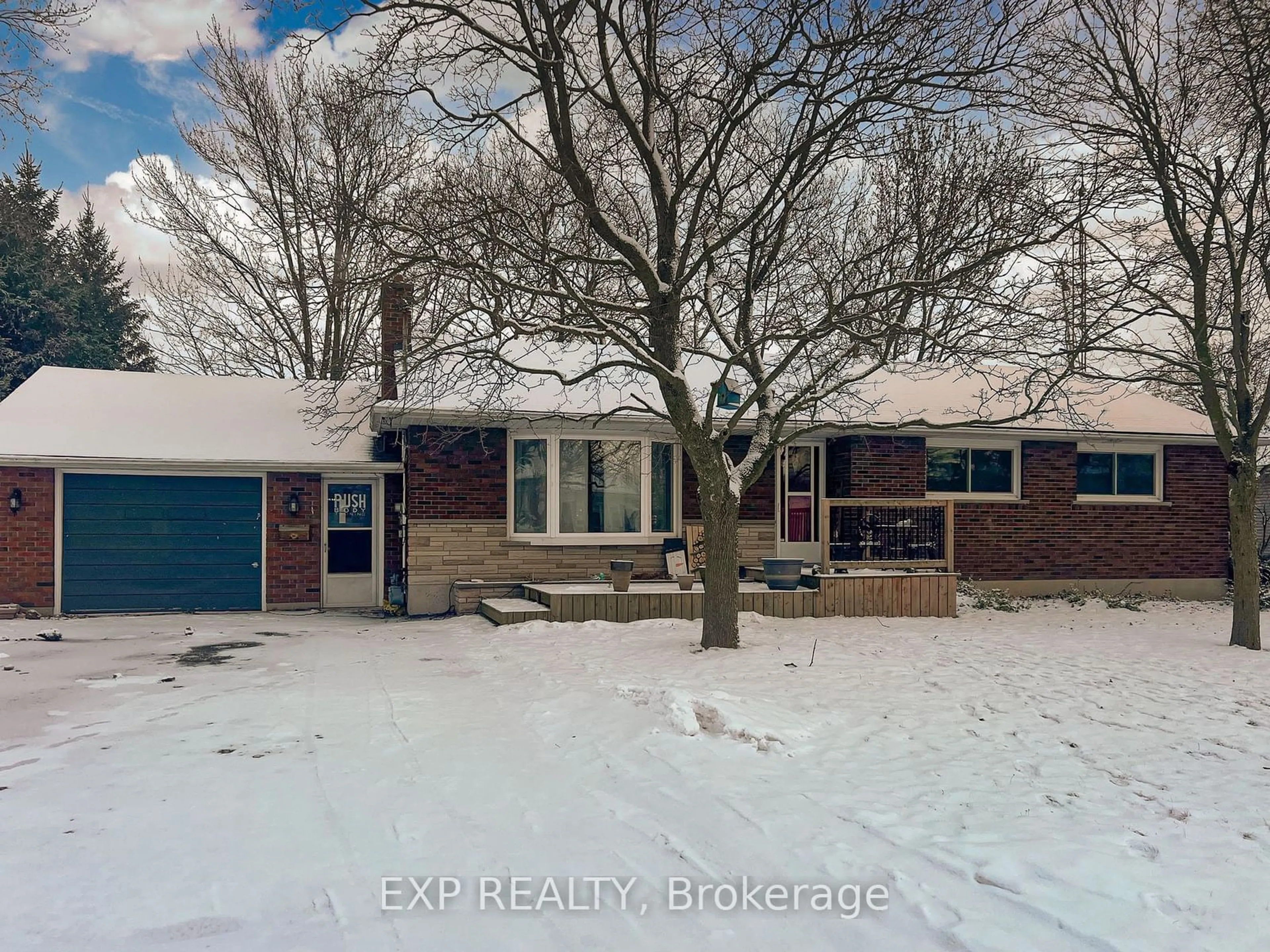 A pic from outside/outdoor area/front of a property/back of a property/a pic from drone, street for 134 Dufferin St, West Lincoln Ontario L0R 2A0