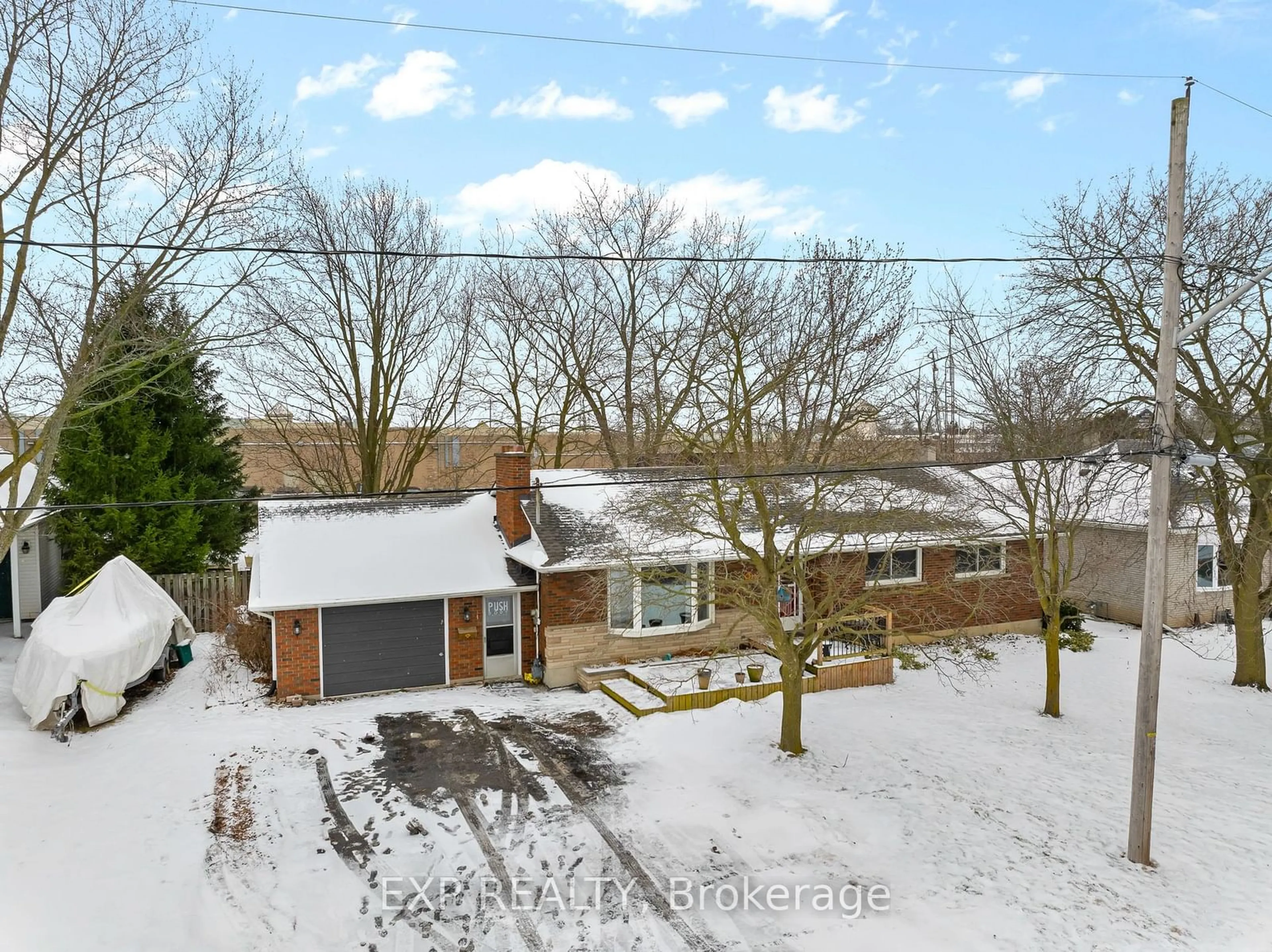 A pic from outside/outdoor area/front of a property/back of a property/a pic from drone, street for 134 Dufferin St, West Lincoln Ontario L0R 2A0