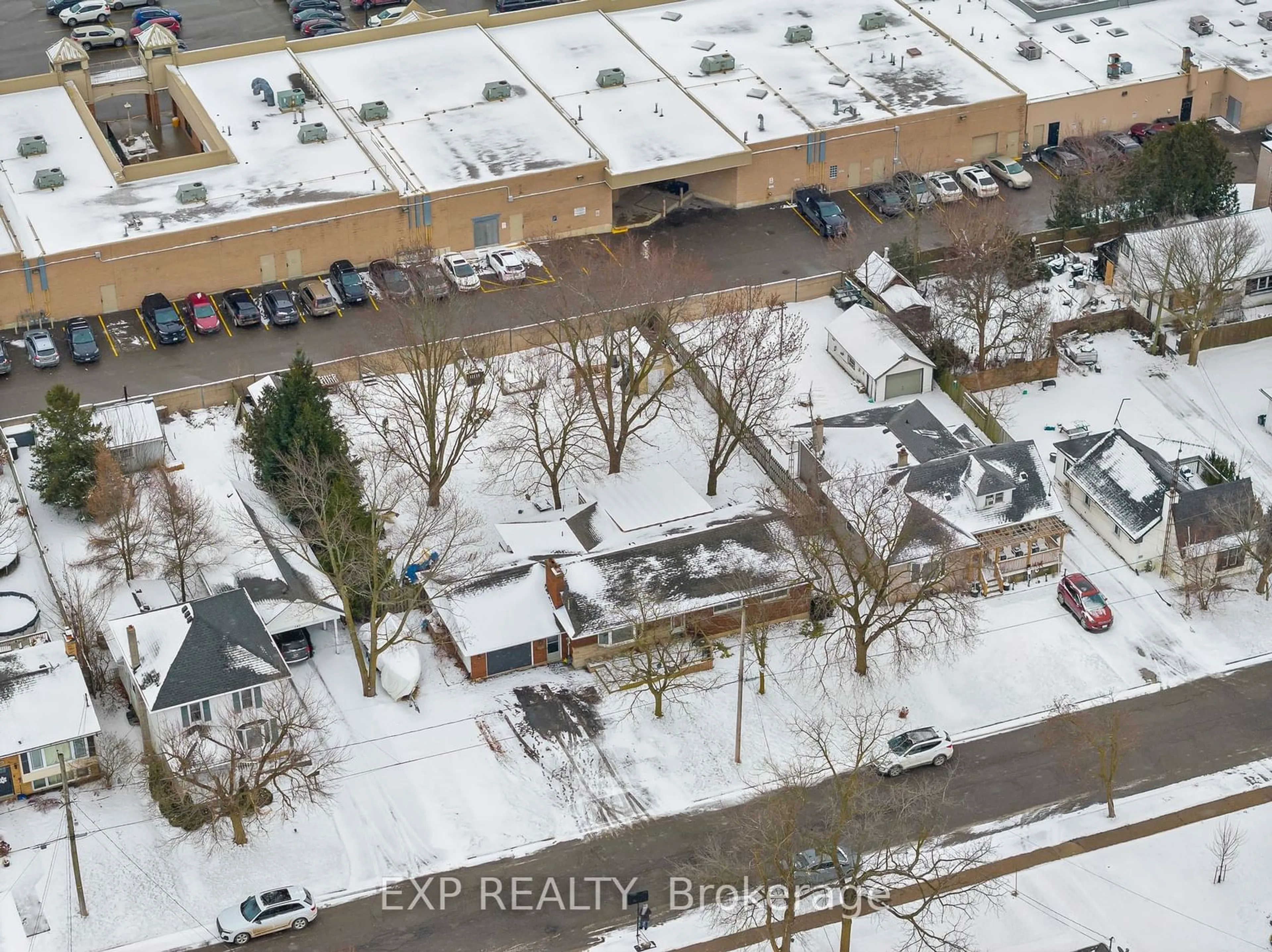 A pic from outside/outdoor area/front of a property/back of a property/a pic from drone, street for 134 Dufferin St, West Lincoln Ontario L0R 2A0