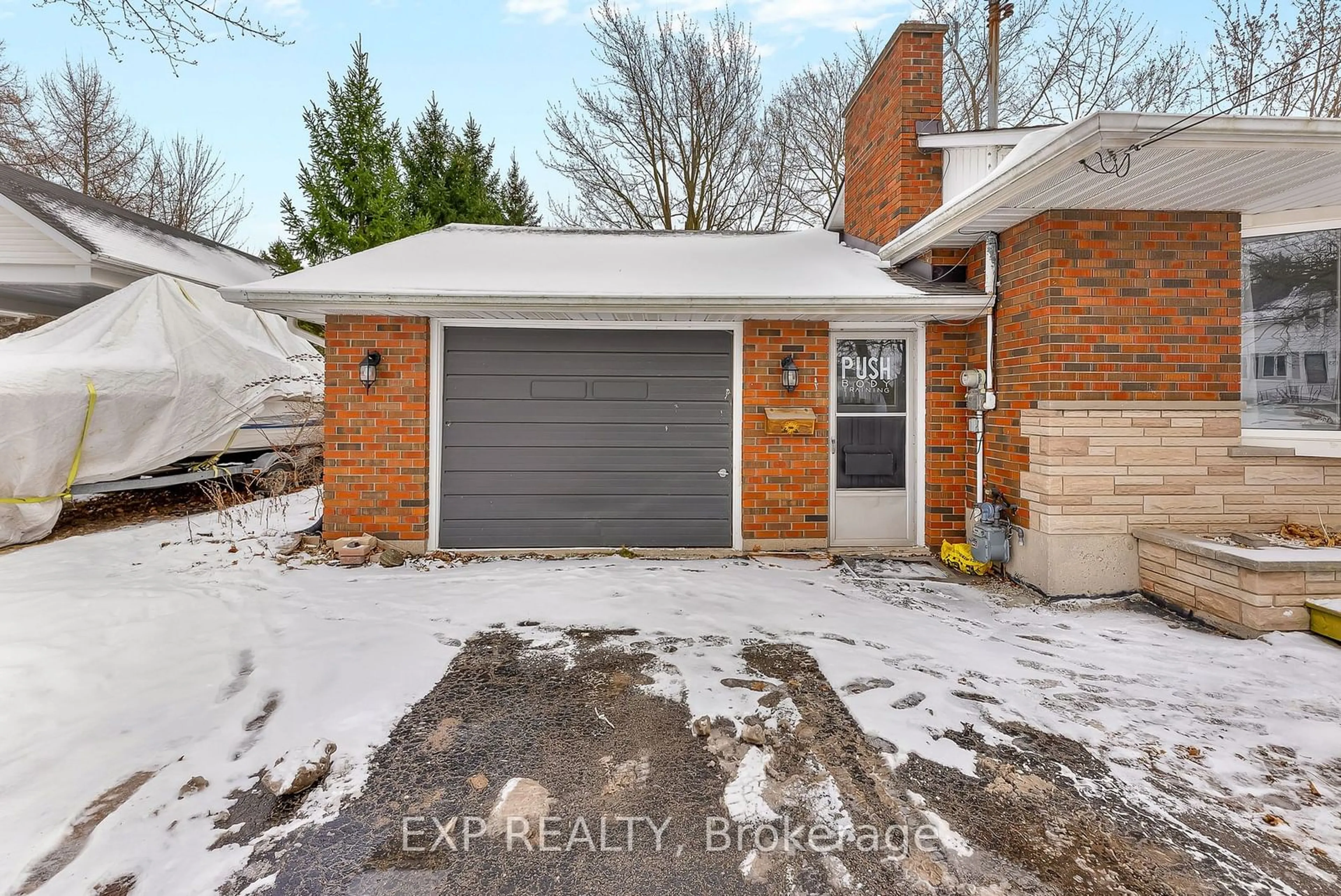 Home with brick exterior material, street for 134 Dufferin St, West Lincoln Ontario L0R 2A0