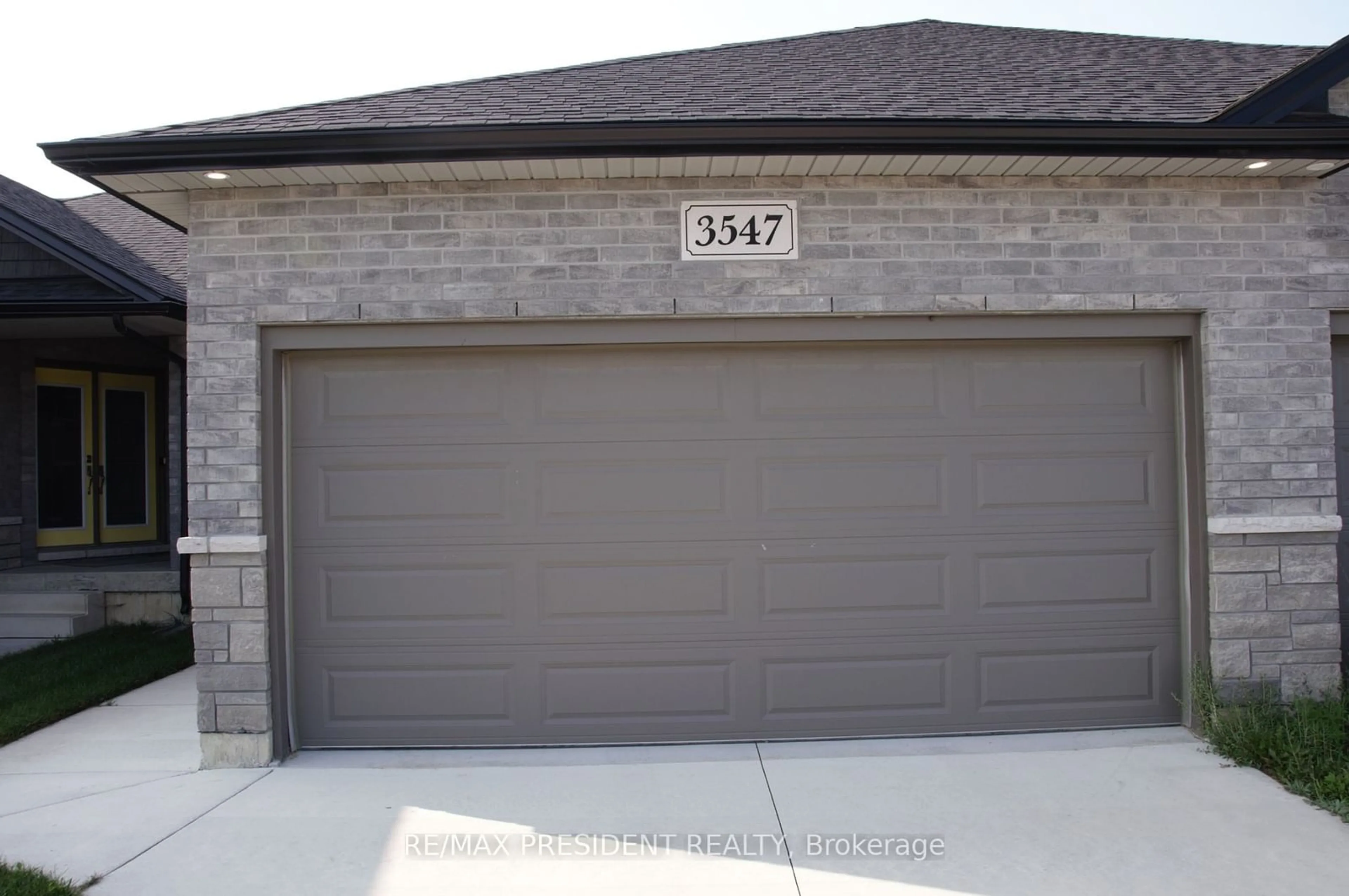 Indoor garage for 3547 Hallee Cres, Windsor Ontario N8W 0B2