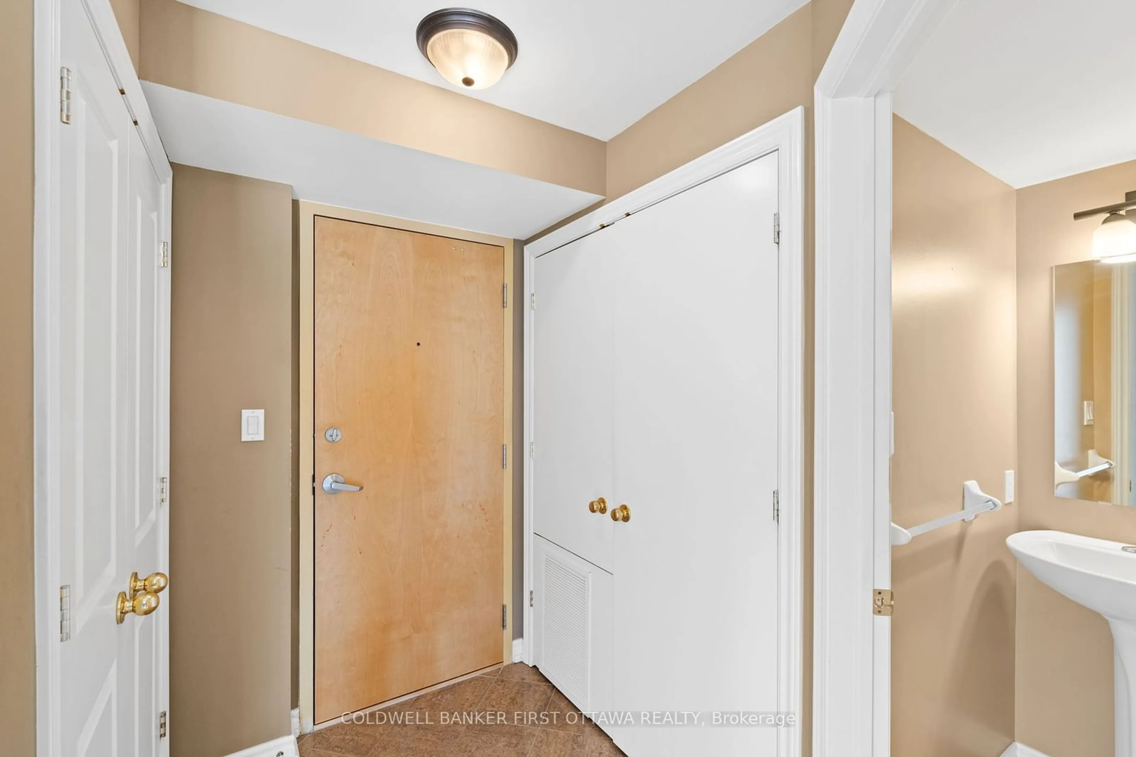 Indoor entryway for 14 Norice St #107, Meadowlands - Crestview and Area Ontario K2G 2X4