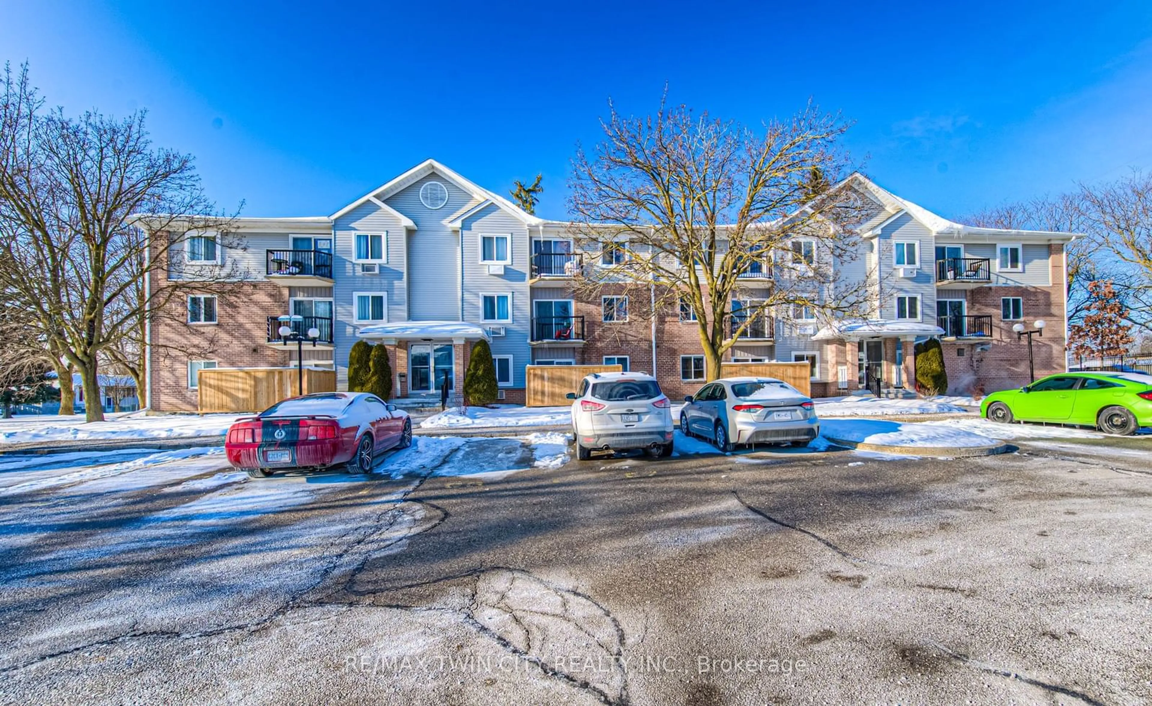 A pic from outside/outdoor area/front of a property/back of a property/a pic from drone, street for 276 Eiwo Crt #101, Waterloo Ontario N2K 3M6