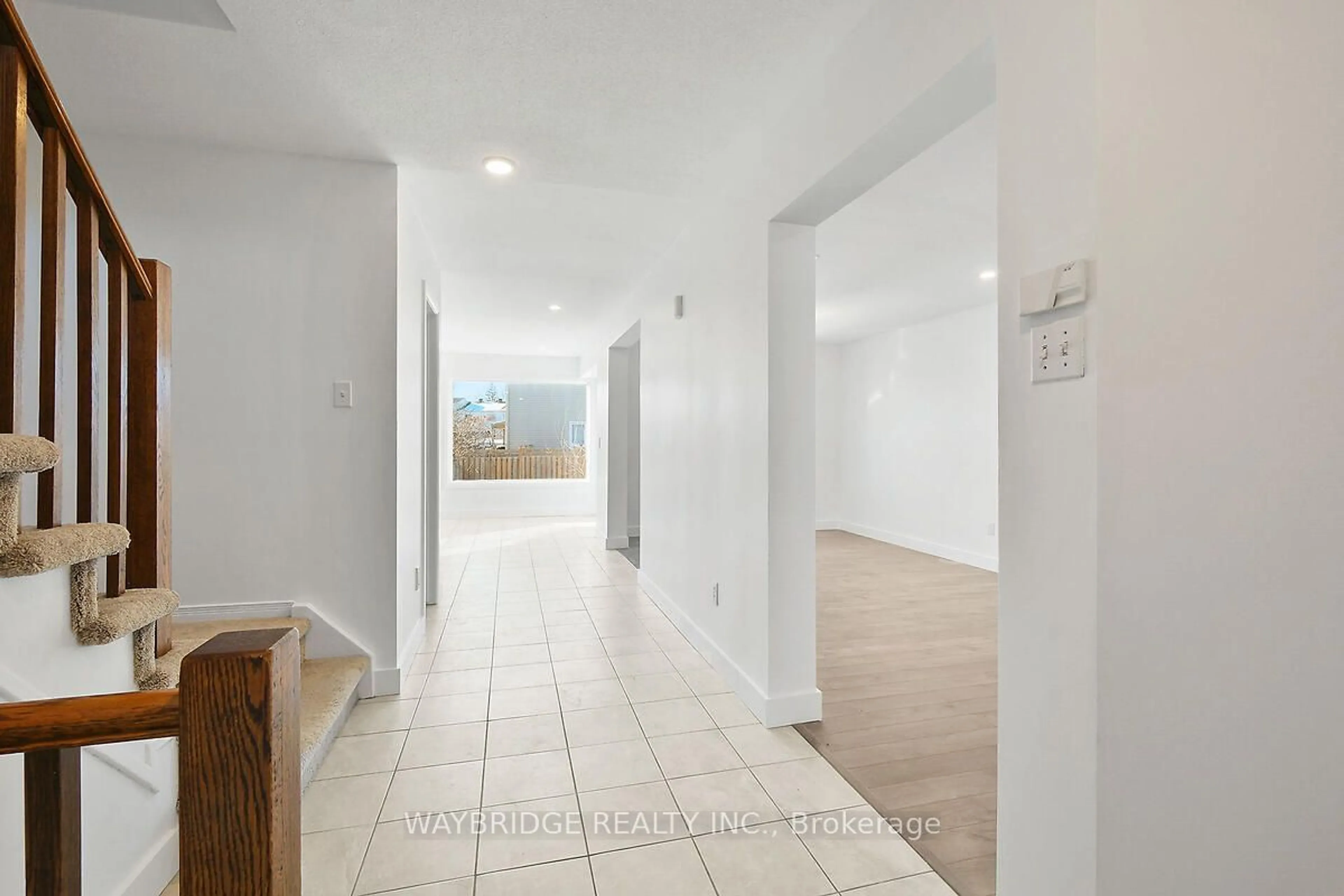 Indoor foyer for 1885 Hialeah Dr, Orleans - Cumberland and Area Ontario K4A 3T3