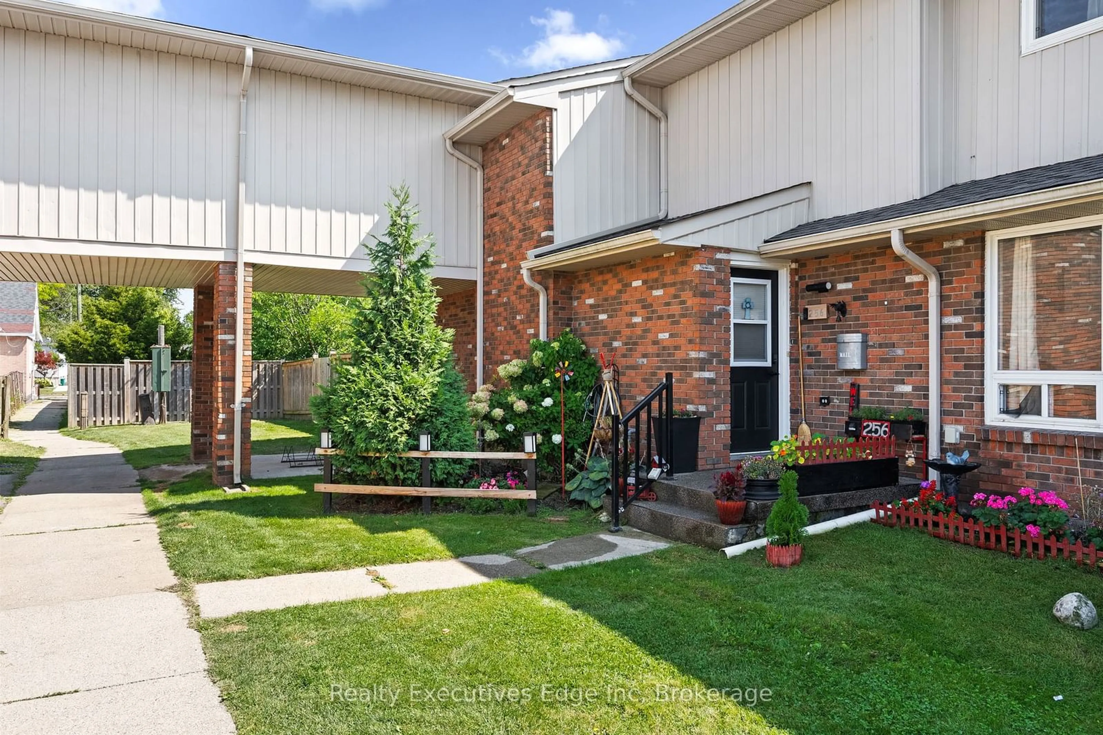 Patio, street for 256 Brownleigh Ave #40, Welland Ontario L3B 5V8