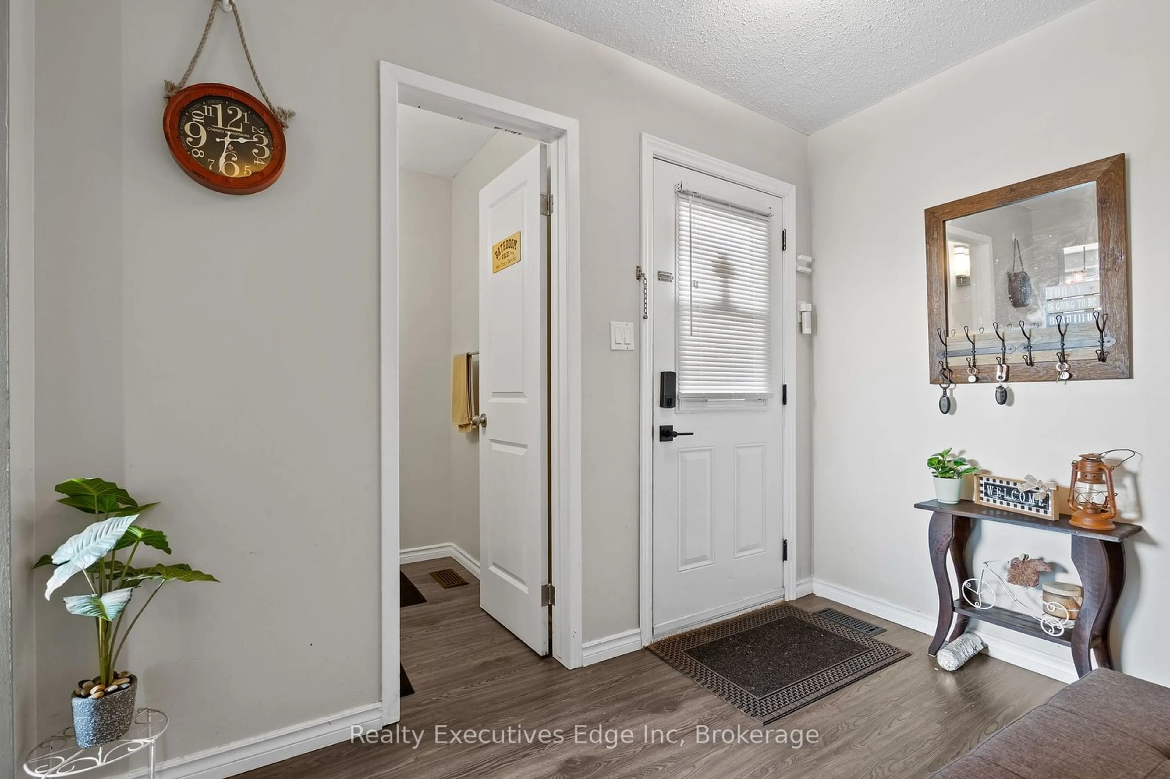 Indoor entryway for 256 Brownleigh Ave #40, Welland Ontario L3B 5V8