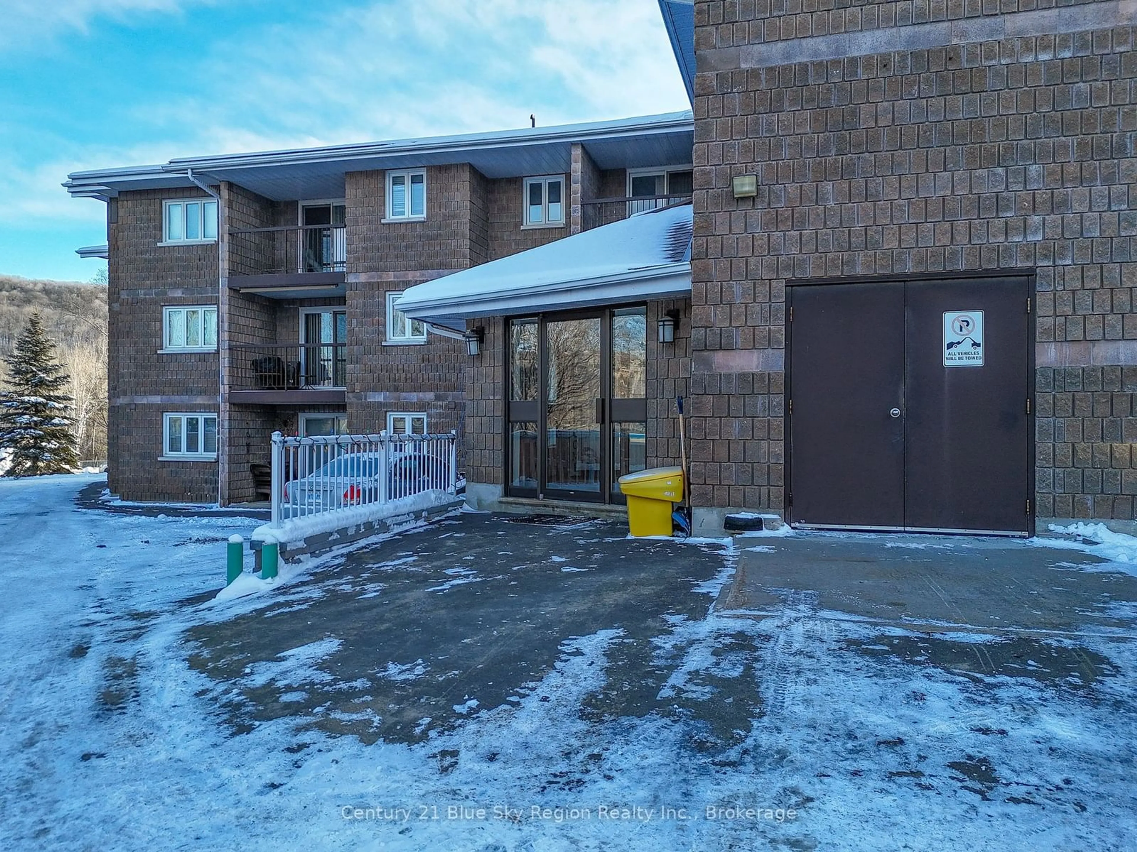 A pic from outside/outdoor area/front of a property/back of a property/a pic from drone, street for 2959 Trout Lake Rd #306, North Bay Ontario P1A 4C9