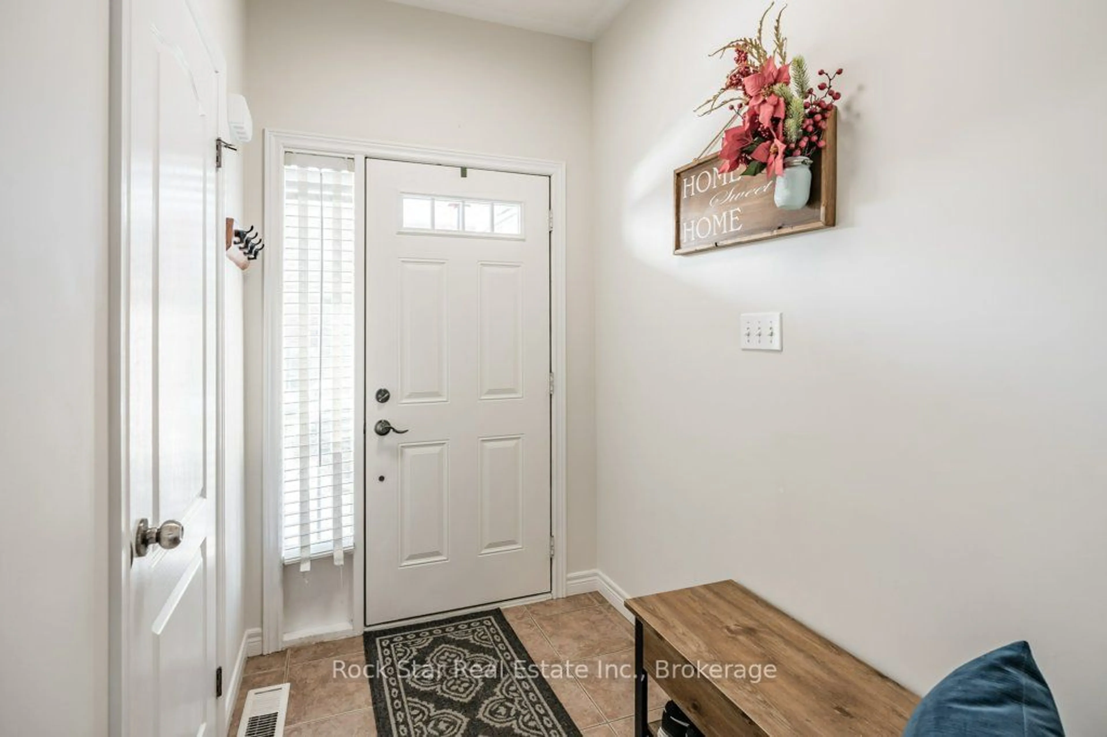 Indoor entryway for 70 Marina Point Cres, Hamilton Ontario L8E 0E4