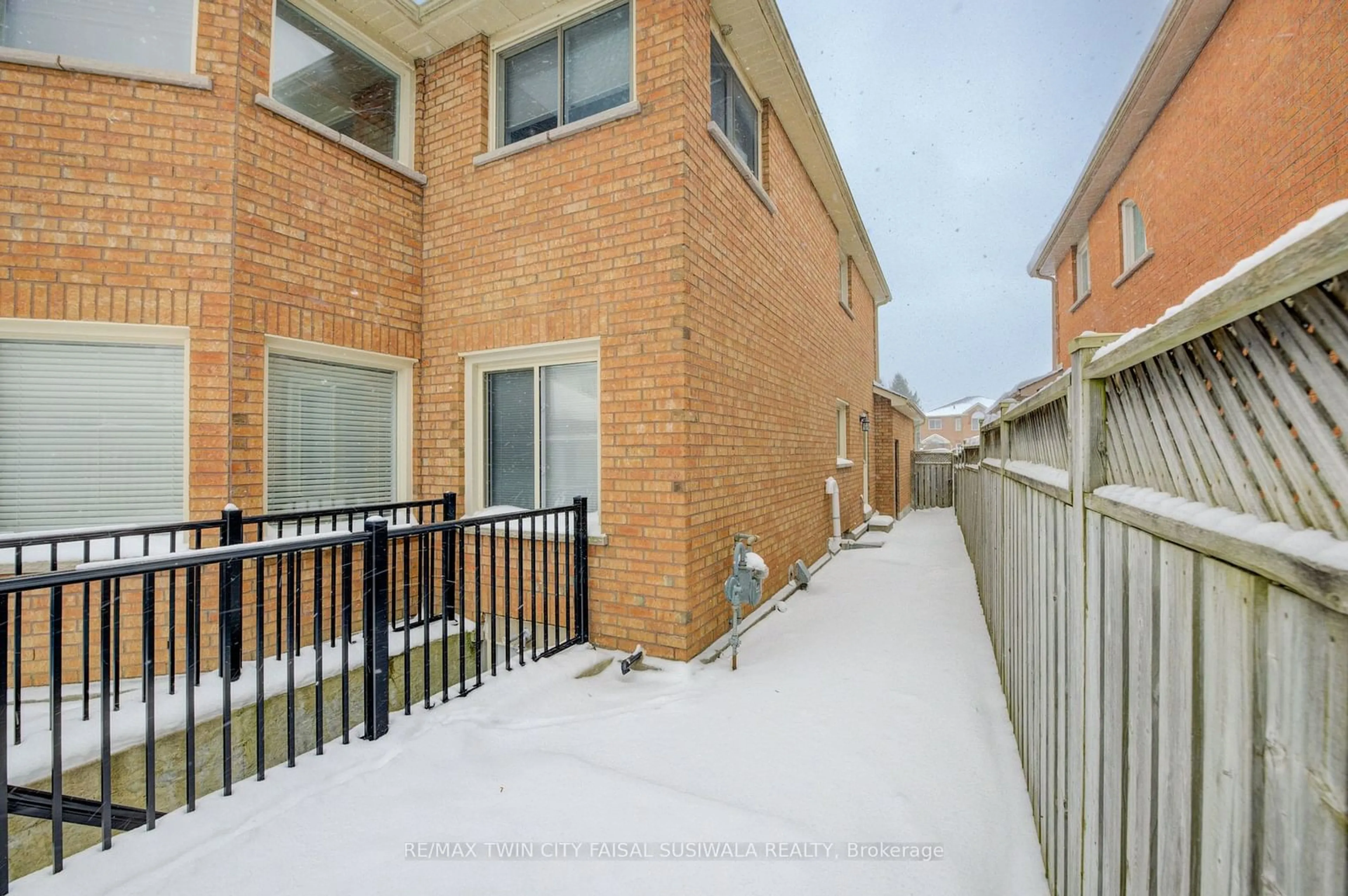 Patio, street for 366 Saginaw Pkwy, Cambridge Ontario N1T 1M5