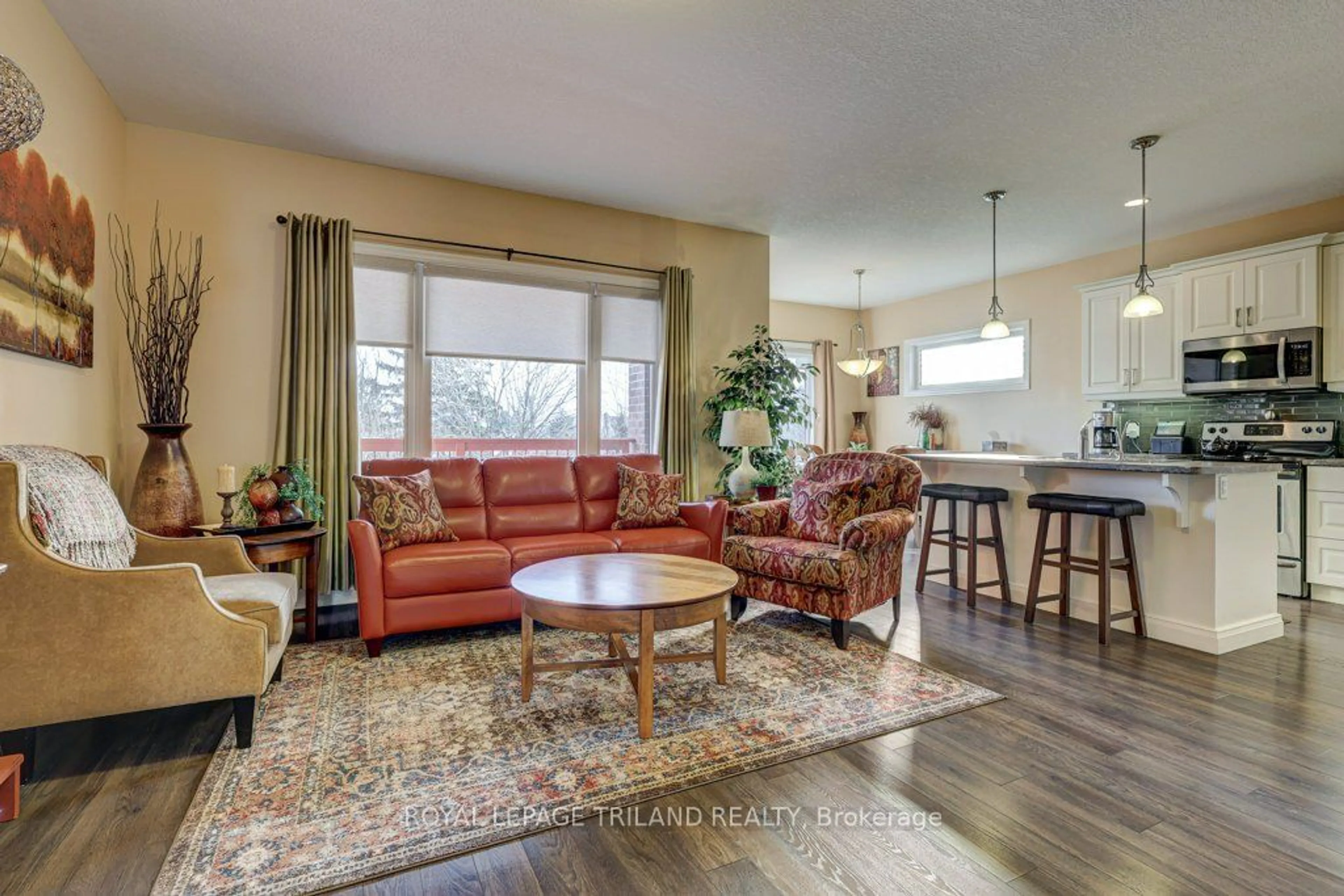 Living room with furniture, wood/laminate floor for 23 Hedges Crt, St. Thomas Ontario N5R 6G4