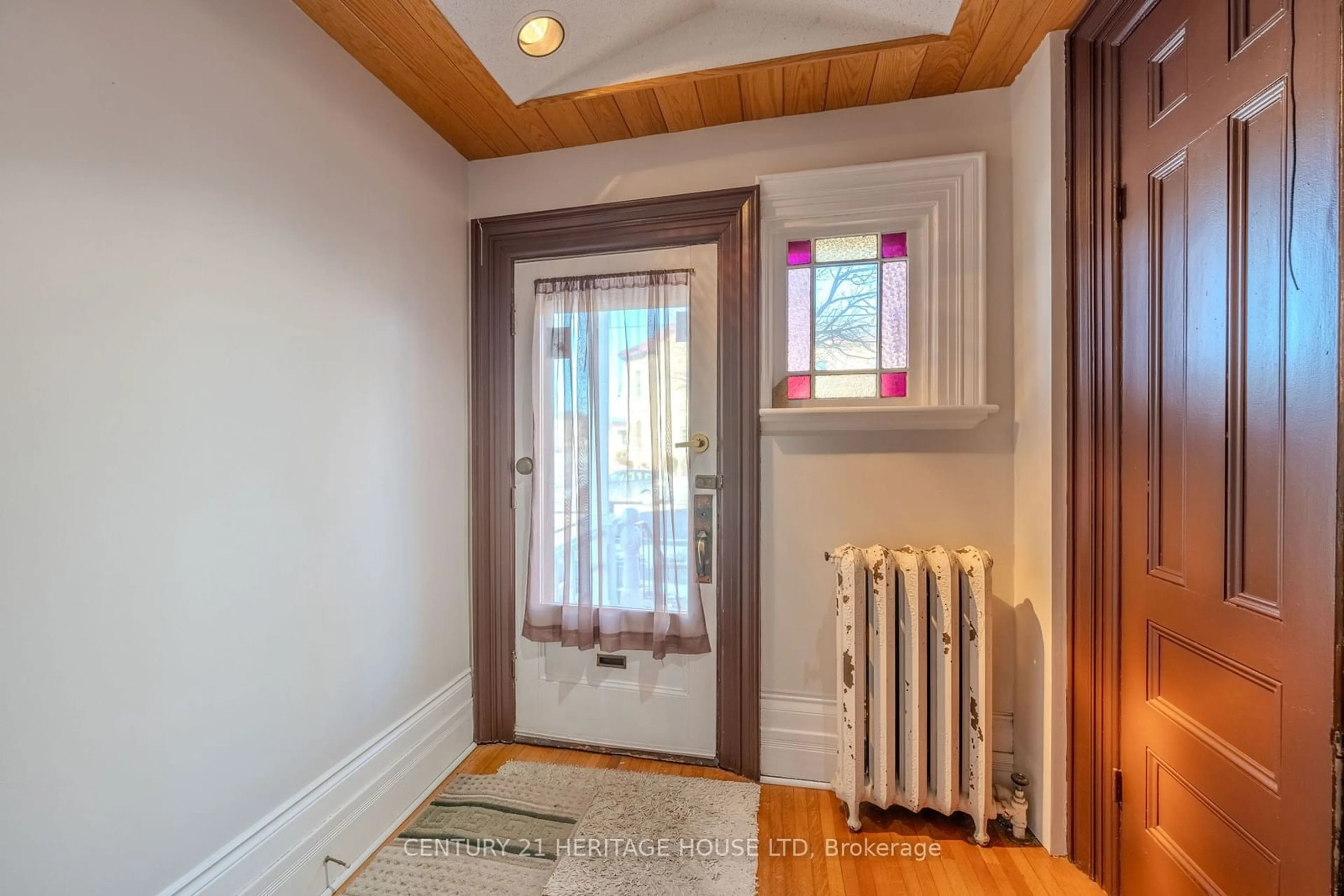 Indoor entryway for 29 Nelson St, Brant Ontario L0R 2H6