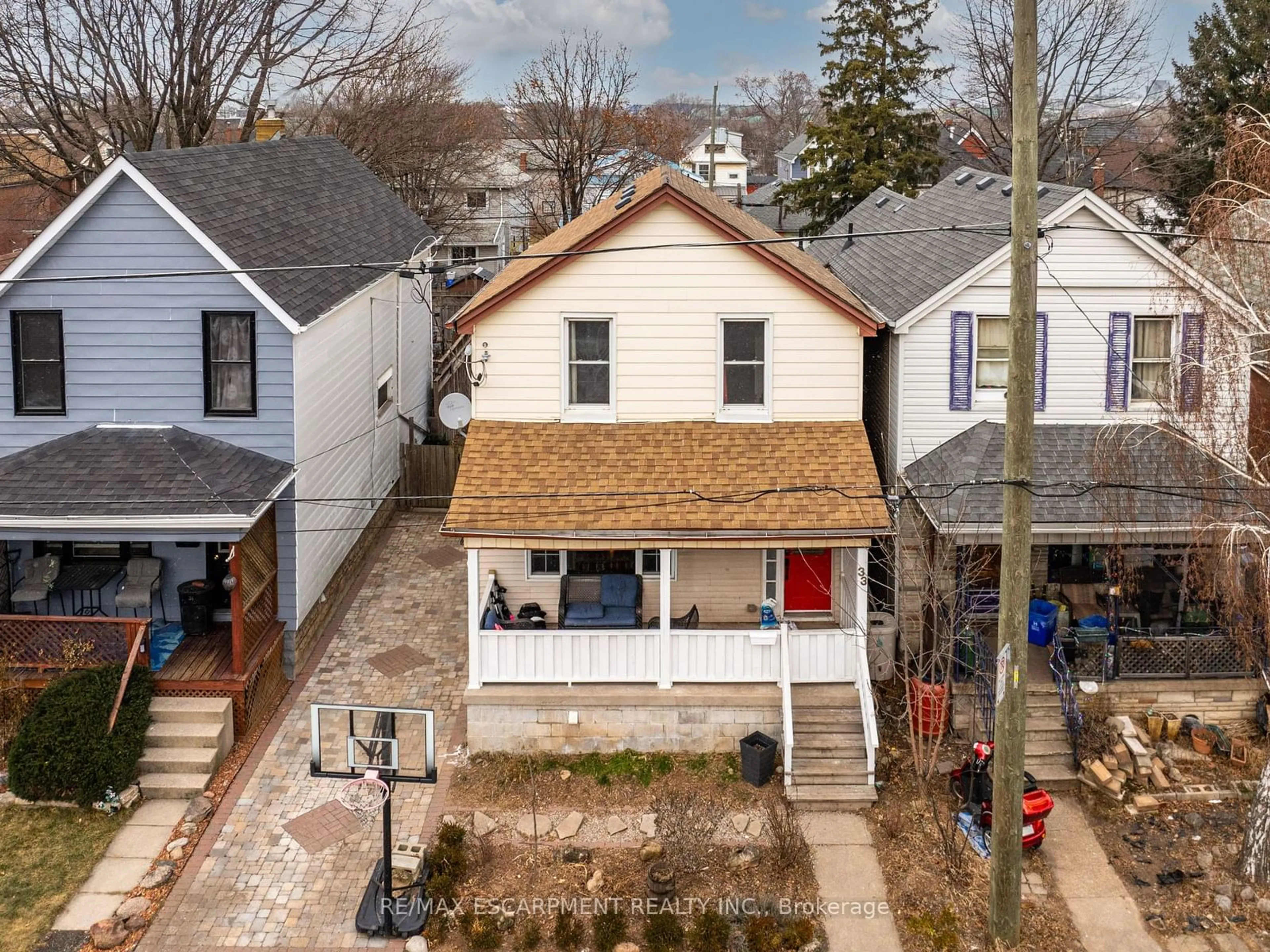 A pic from outside/outdoor area/front of a property/back of a property/a pic from drone, street for 33 Mayflower Ave, Hamilton Ontario L8L 2K5