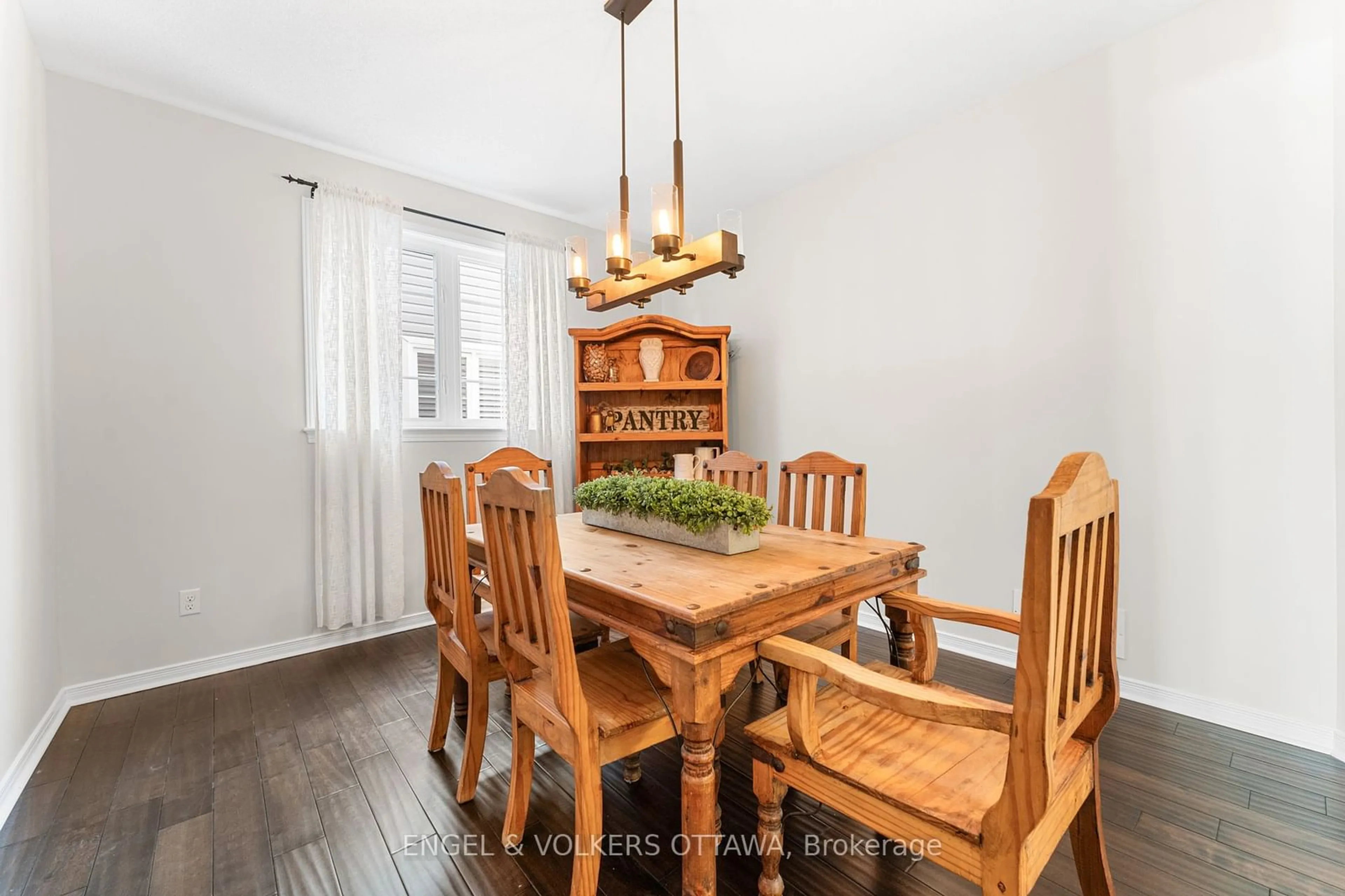 Dining room, wood/laminate floor for 520 Cresswell Crt, Stittsville - Munster - Richmond Ontario K2S 0K9