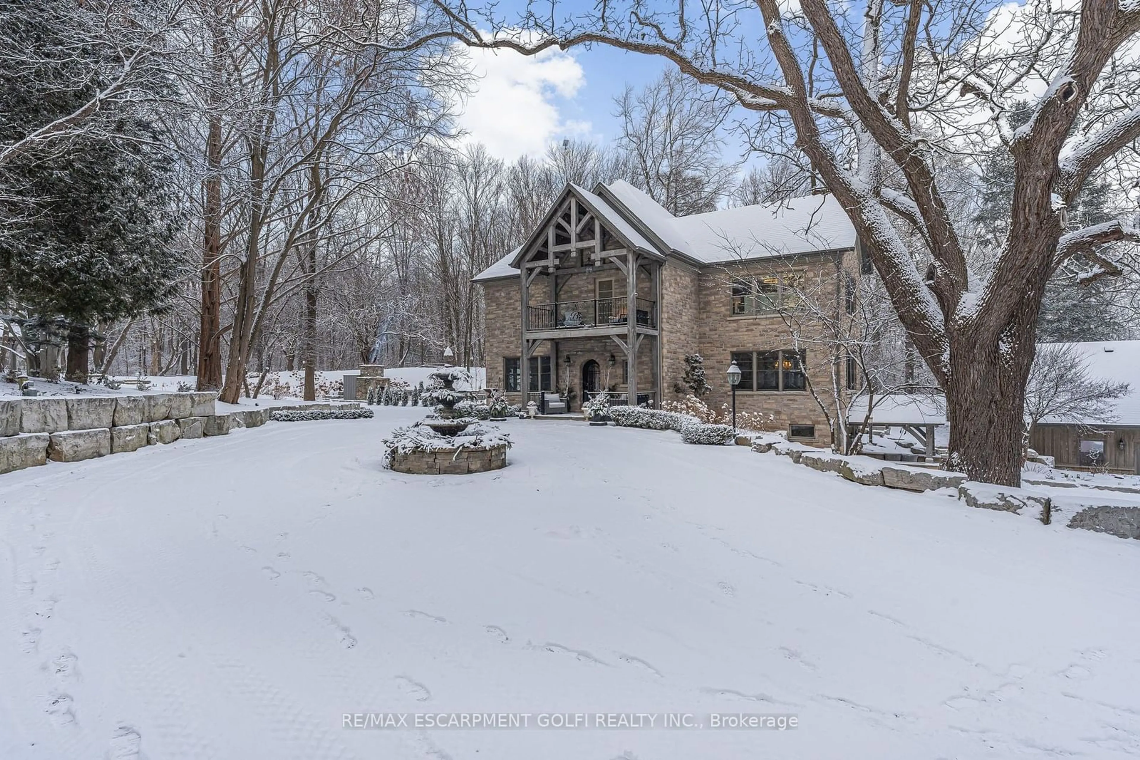 A pic from outside/outdoor area/front of a property/back of a property/a pic from drone, mountain view for 2165 Effingham St, Pelham Ontario L0S 1M0