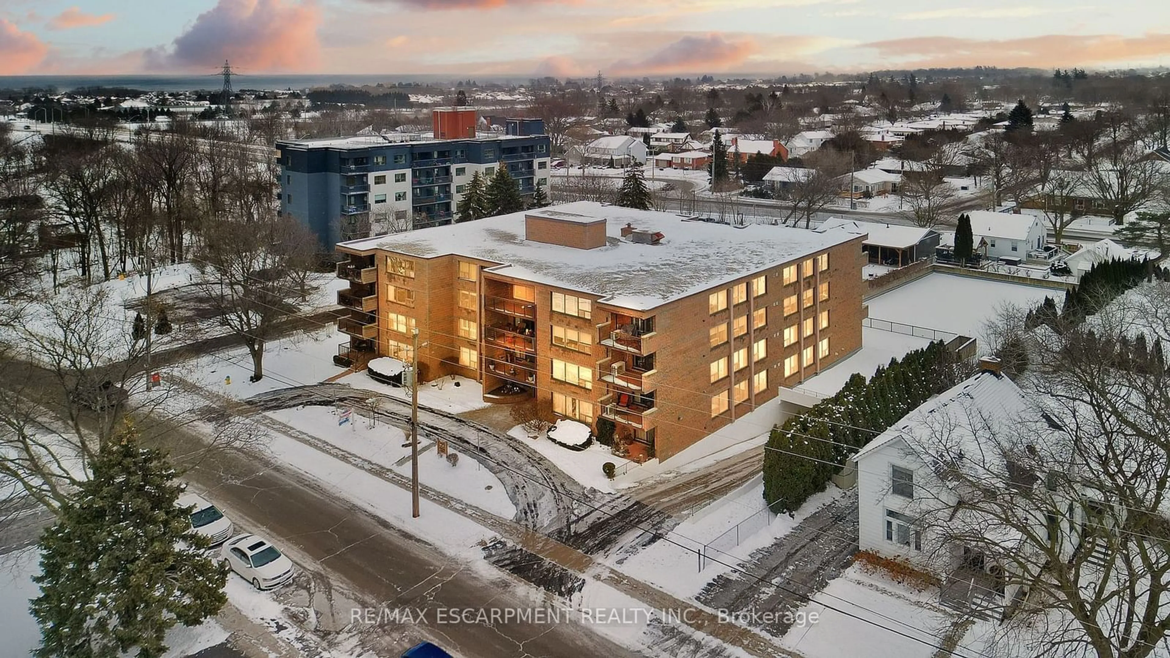 A pic from outside/outdoor area/front of a property/back of a property/a pic from drone, building for 28 Robinson St #101, Grimsby Ontario L3M 3C9