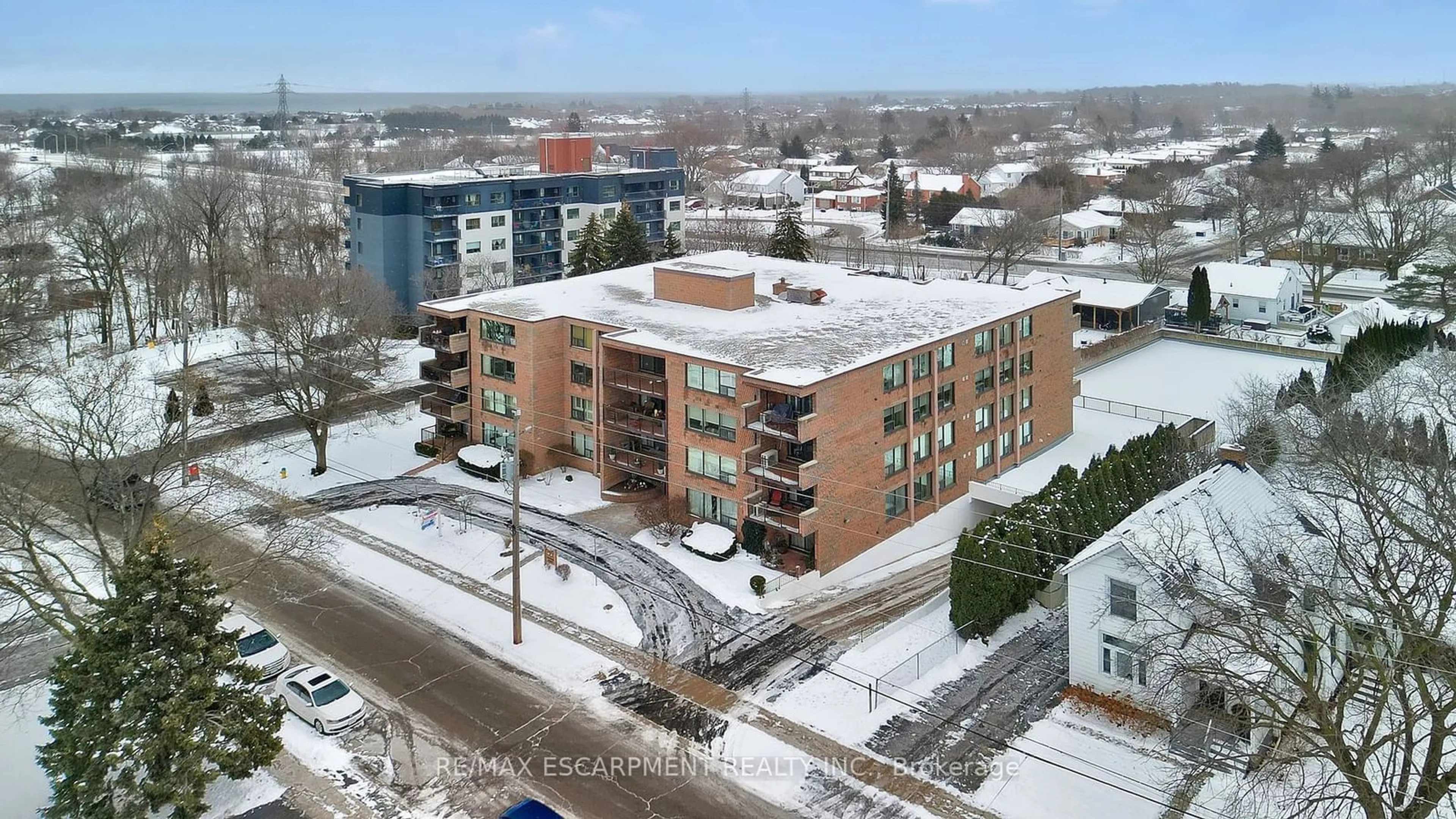 A pic from outside/outdoor area/front of a property/back of a property/a pic from drone, city buildings view from balcony for 28 Robinson St #101, Grimsby Ontario L3M 3C9