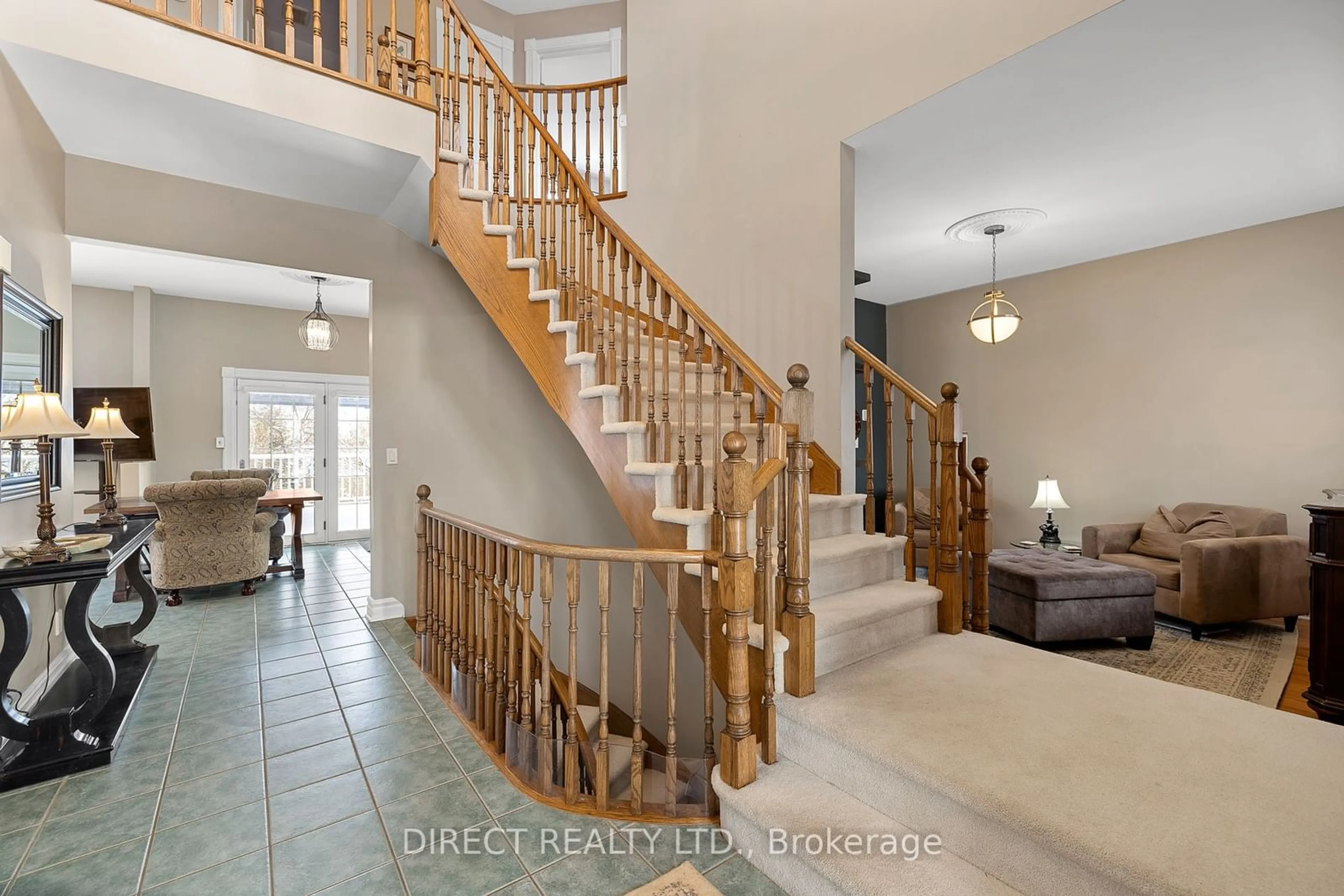 Indoor foyer for 1268 County 3 Rd, Prince Edward County Ontario K8N 4Z1