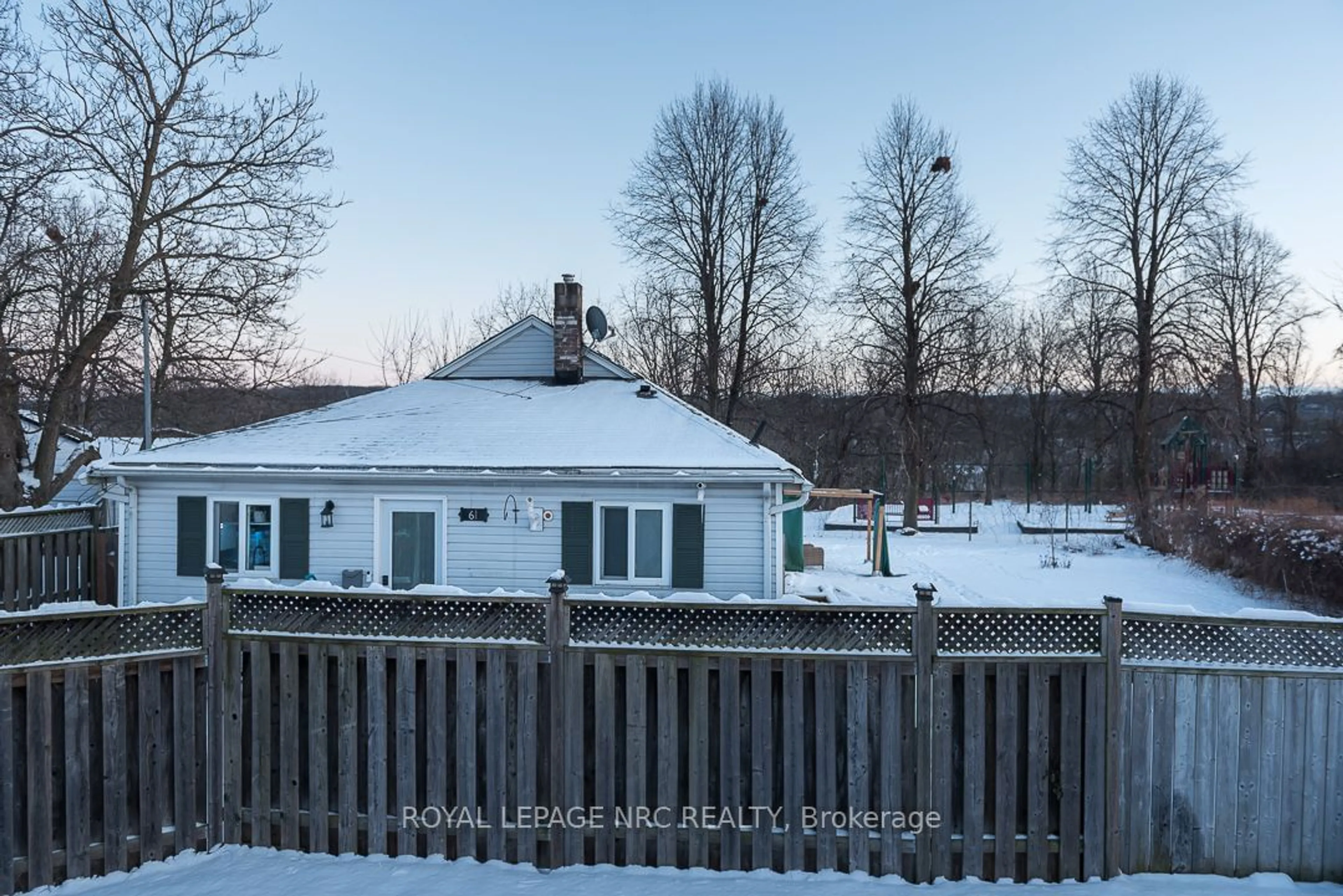 A pic from outside/outdoor area/front of a property/back of a property/a pic from drone, unknown for 61 Kinsey St, St. Catharines Ontario L2S 1E2