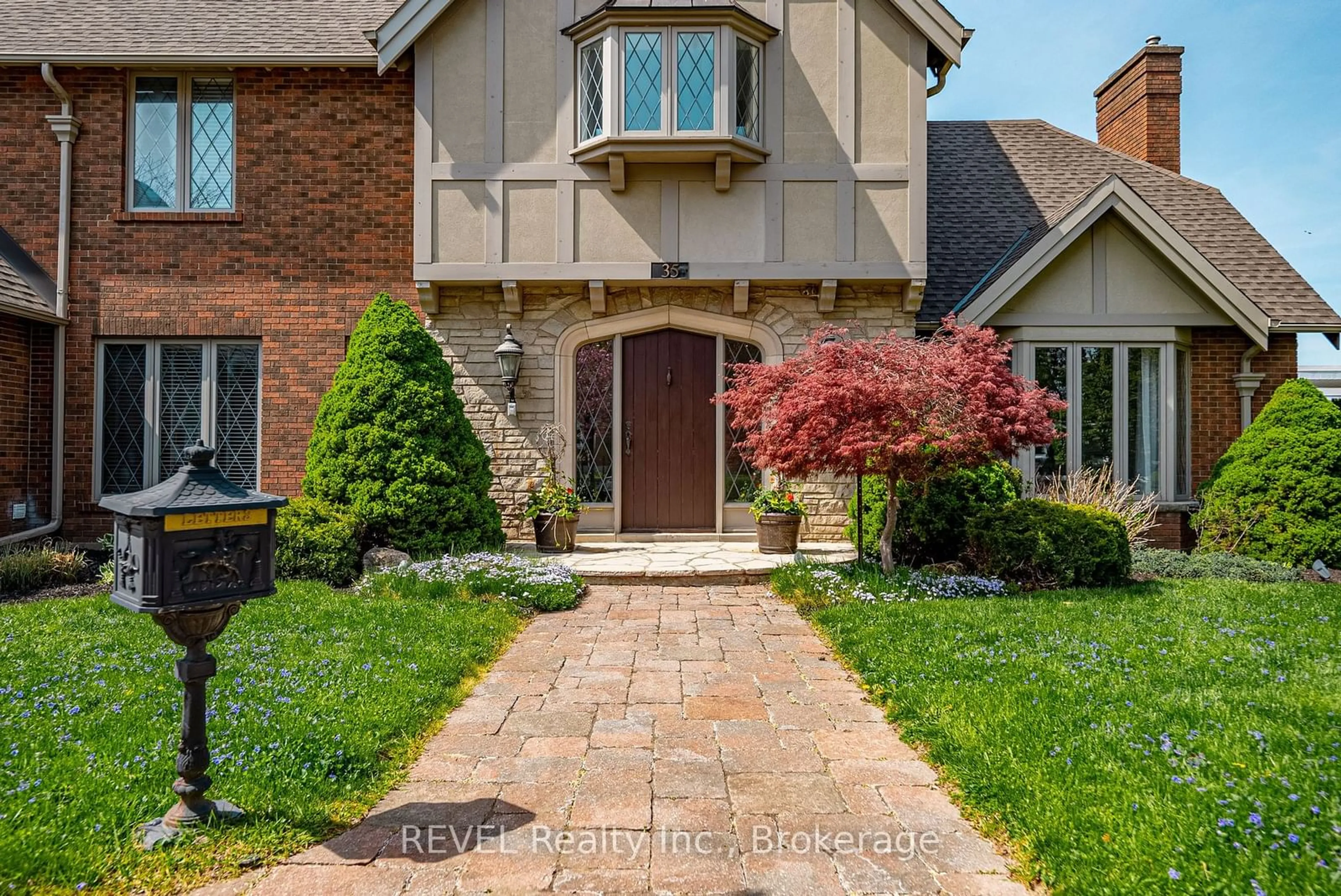 Home with brick exterior material, street for 35 CLEARVIEW Hts, St. Catharines Ontario L2T 2W4