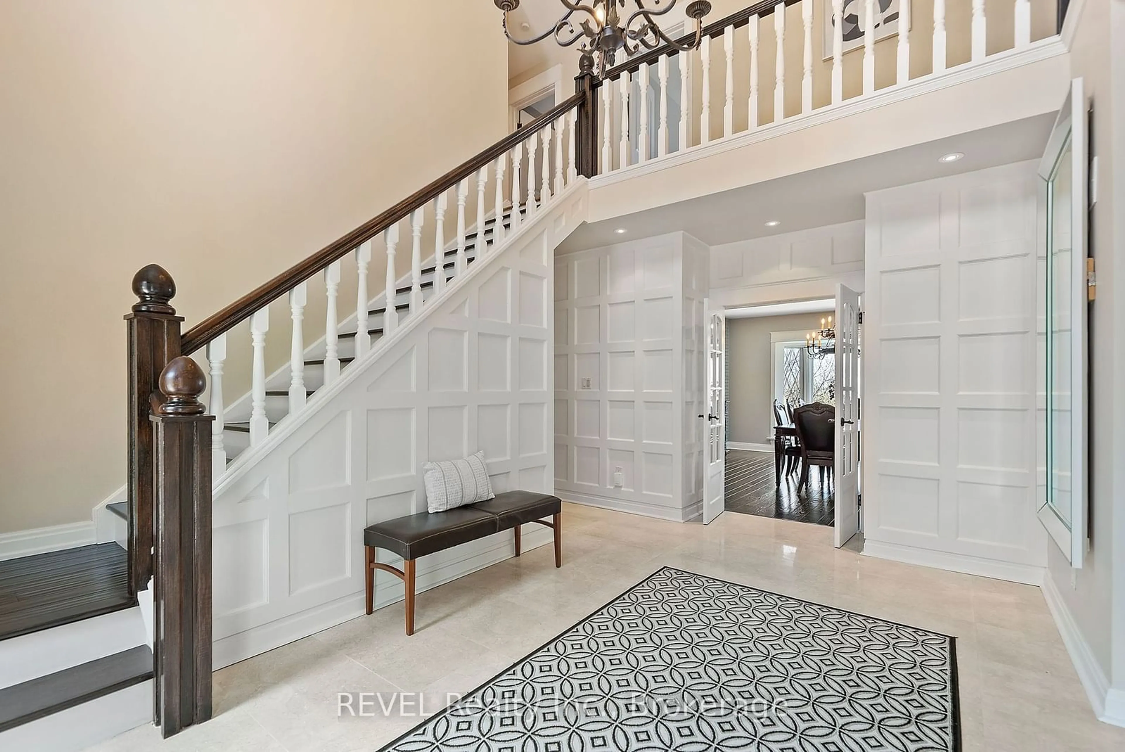 Indoor entryway for 35 CLEARVIEW Hts, St. Catharines Ontario L2T 2W4