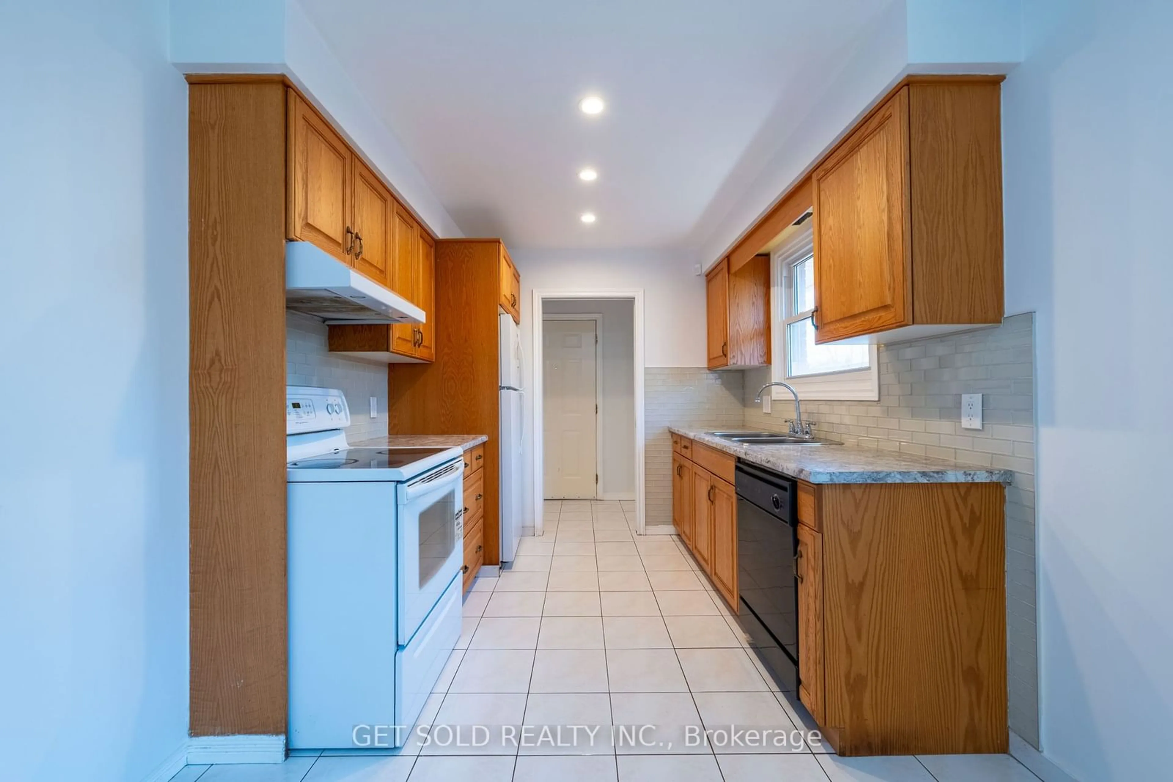 Standard kitchen, ceramic/tile floor for 4983 University Ave, Niagara Falls Ontario L2E 7B9