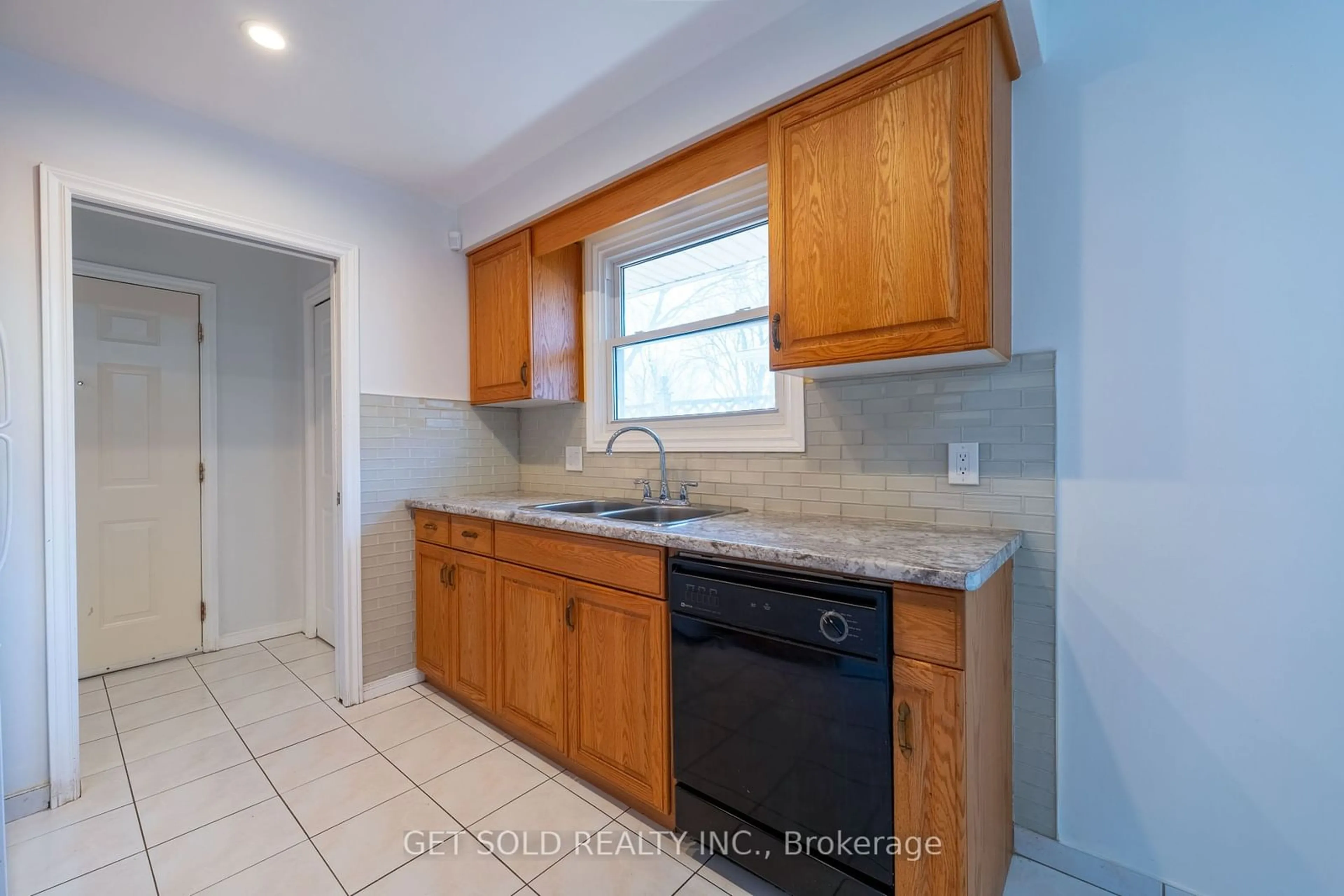 Standard kitchen, ceramic/tile floor for 4983 University Ave, Niagara Falls Ontario L2E 7B9