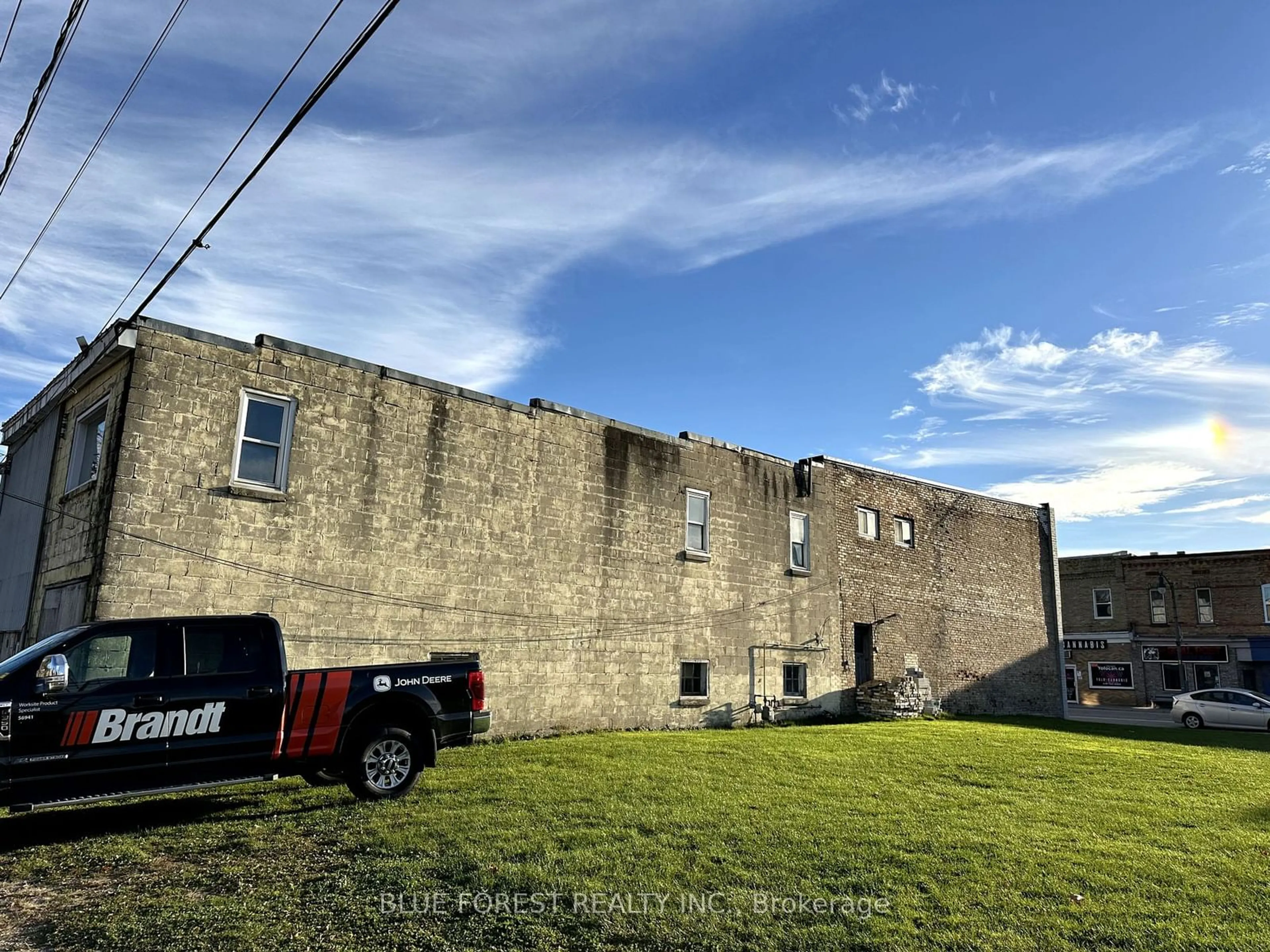 A pic from outside/outdoor area/front of a property/back of a property/a pic from drone, building for 171 Currie Rd, Dutton/Dunwich Ontario N0L 1J0