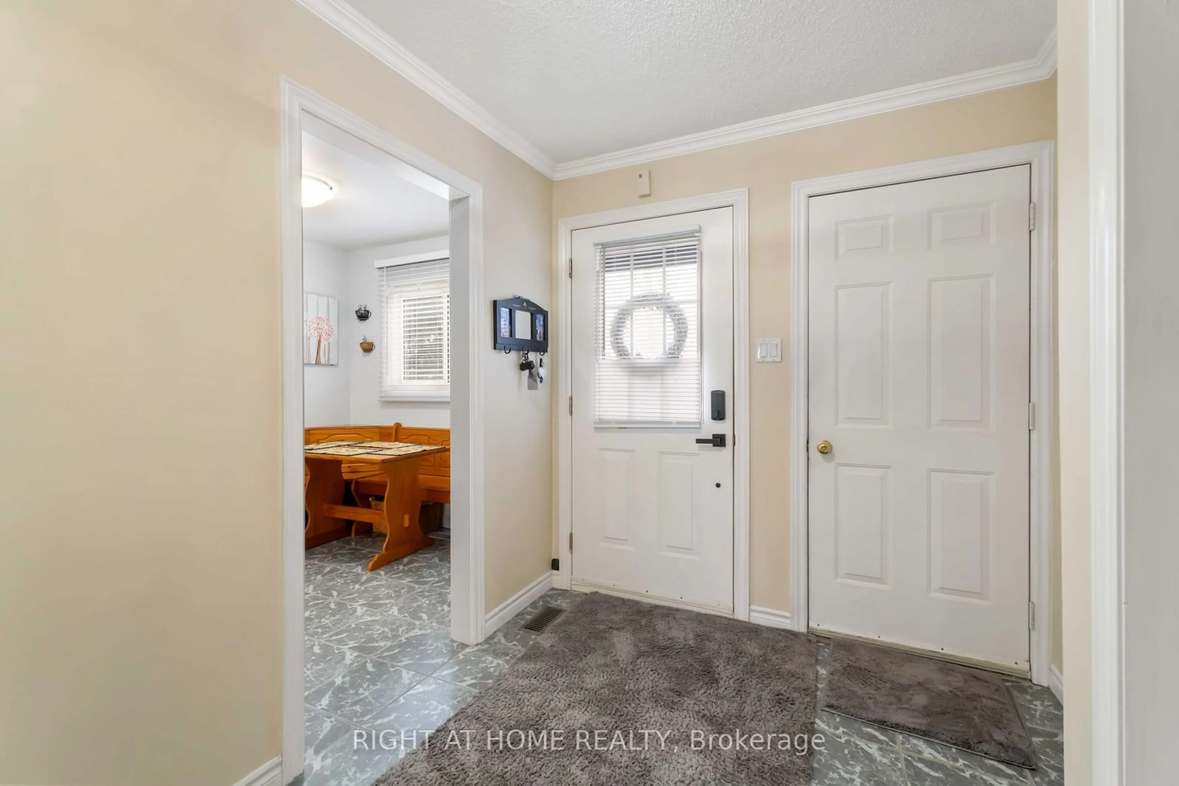 Indoor entryway for 201 Queen Victoria Dr #137, Hamilton Ontario L8W 1W7