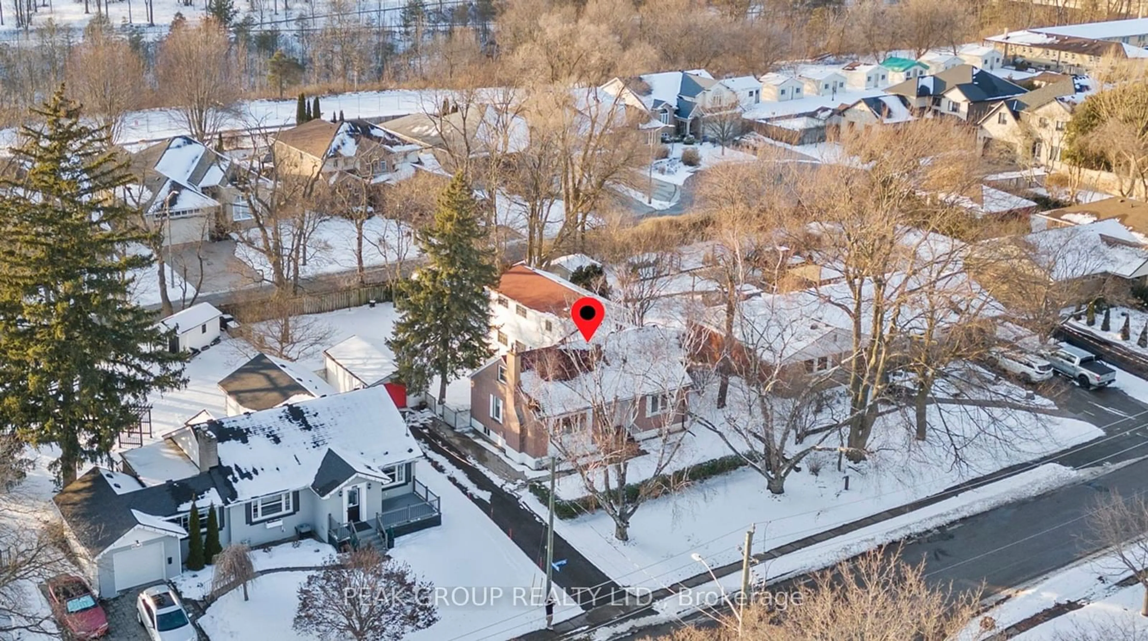 A pic from outside/outdoor area/front of a property/back of a property/a pic from drone, city buildings view from balcony for 6031 Brookfield Ave, Niagara Falls Ontario L2G 5R4