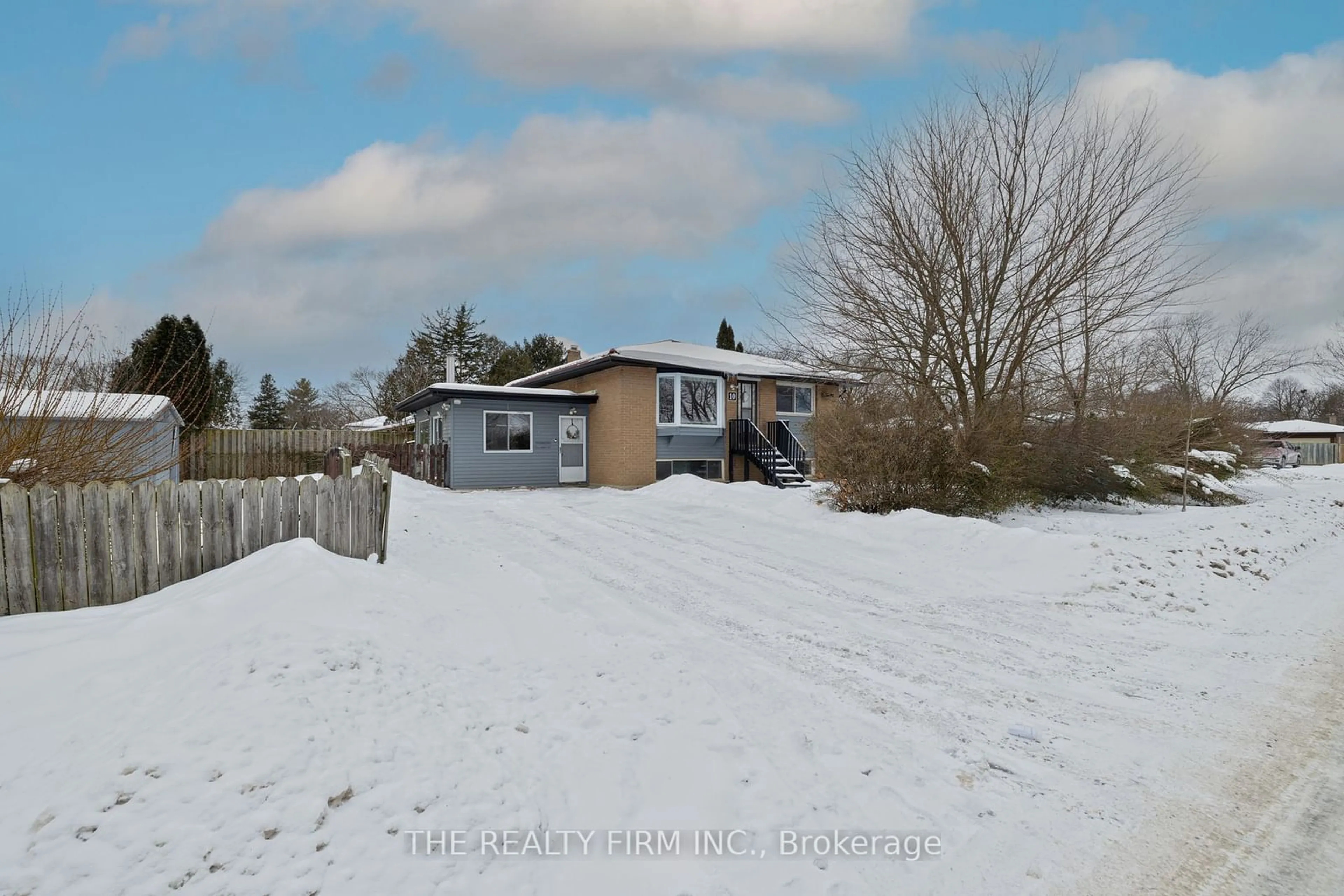 A pic from outside/outdoor area/front of a property/back of a property/a pic from drone, unknown for 10 Pawnee Cres, London Ontario N5V 2T3