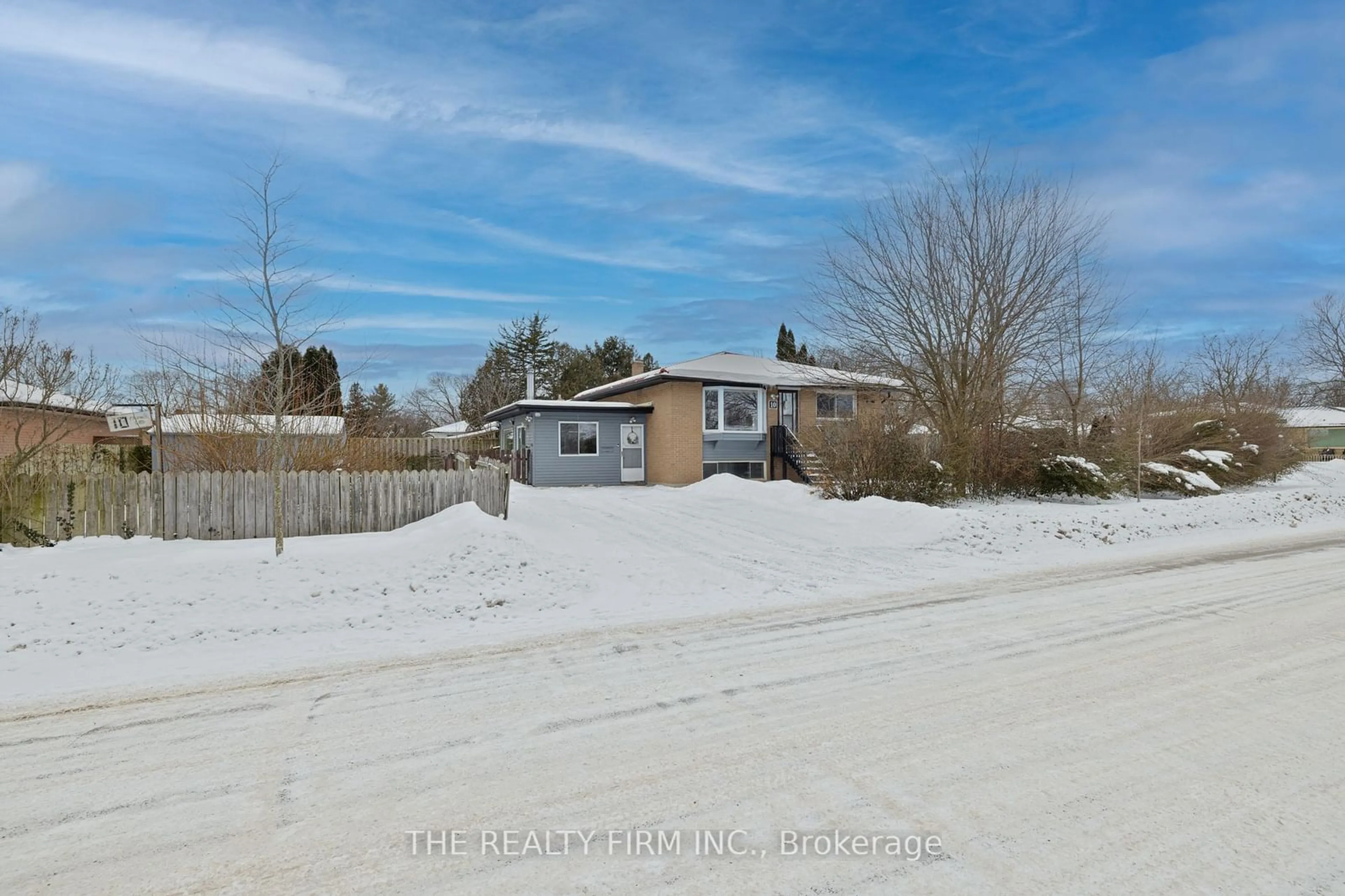 A pic from outside/outdoor area/front of a property/back of a property/a pic from drone, street for 10 Pawnee Cres, London Ontario N5V 2T3