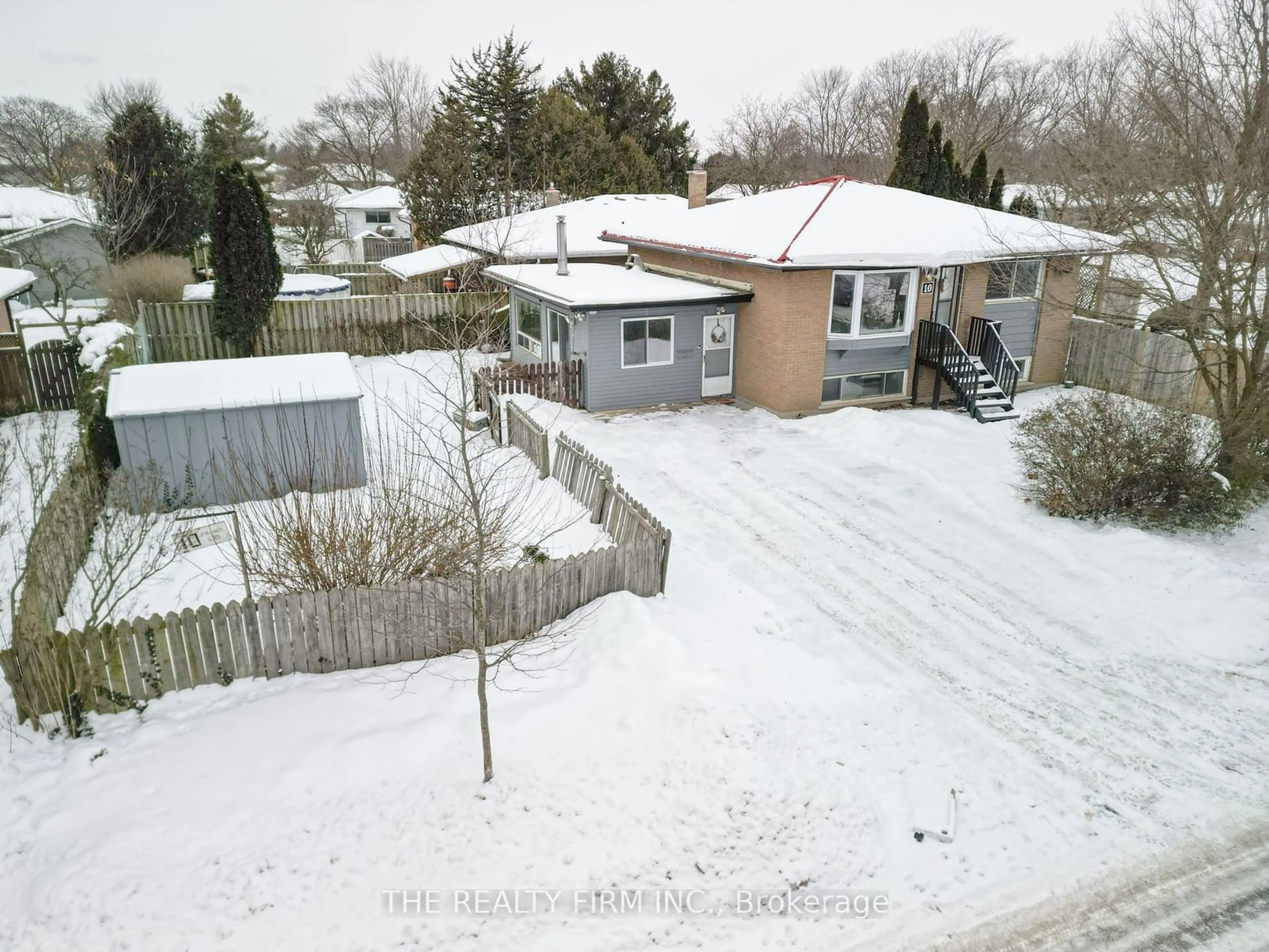 A pic from outside/outdoor area/front of a property/back of a property/a pic from drone, street for 10 Pawnee Cres, London Ontario N5V 2T3