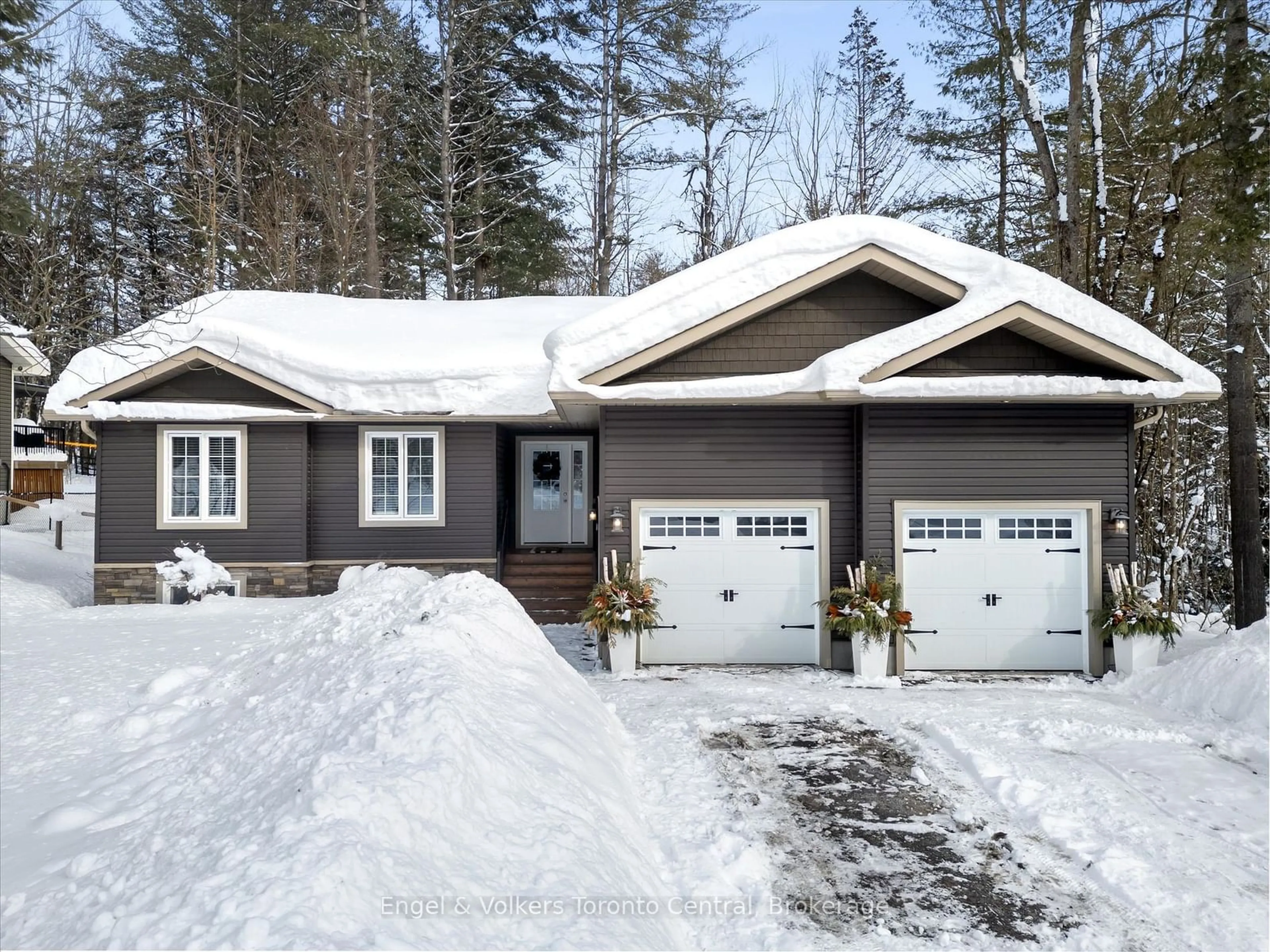 Home with vinyl exterior material, street for 198 Vel-Dor Cres, Bracebridge Ontario P1L 1J3