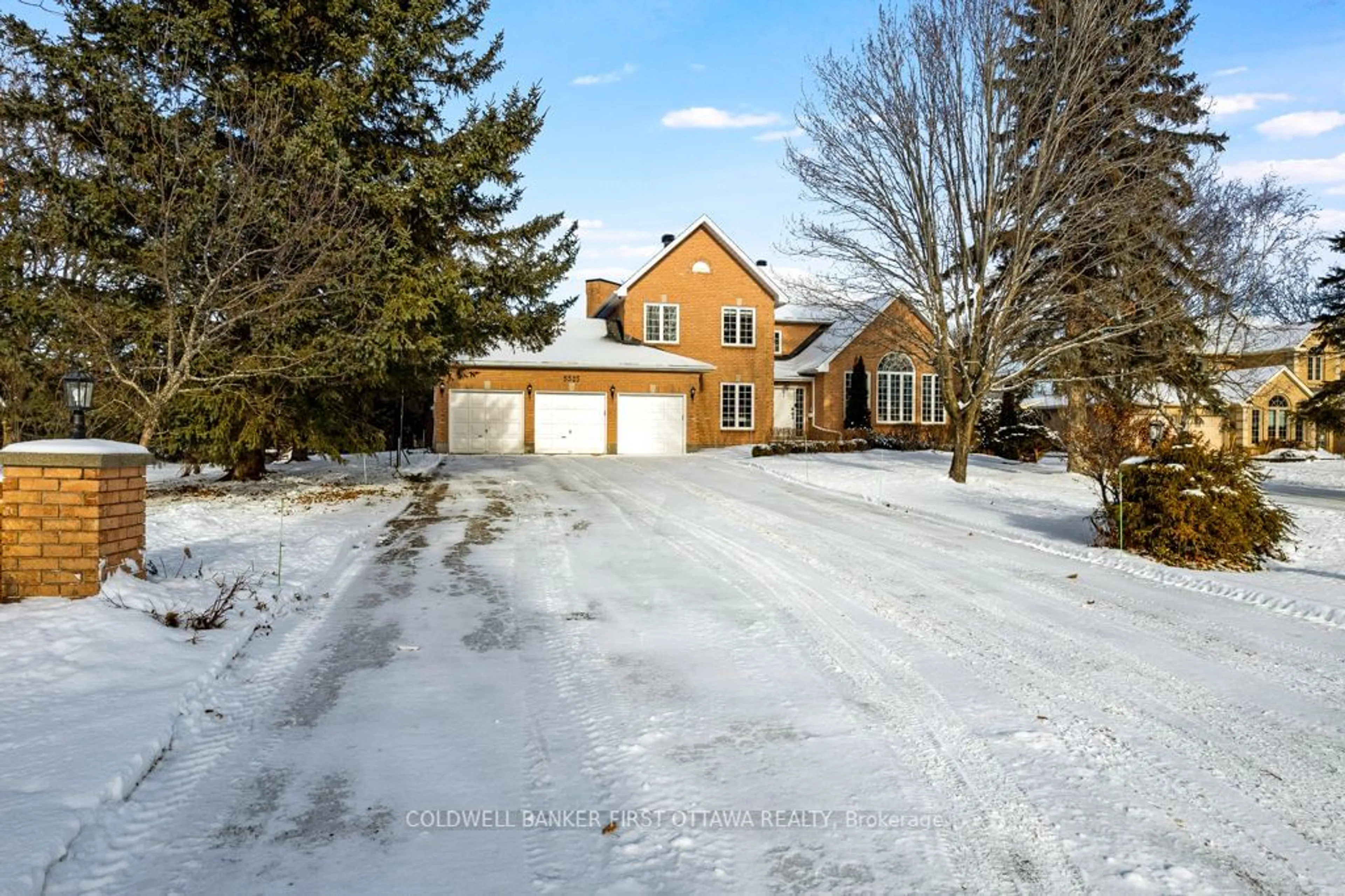 A pic from outside/outdoor area/front of a property/back of a property/a pic from drone, street for 5525 PETTAPIECE Cres, Manotick - Kars - Rideau Twp and Area Ontario K4M 1C6