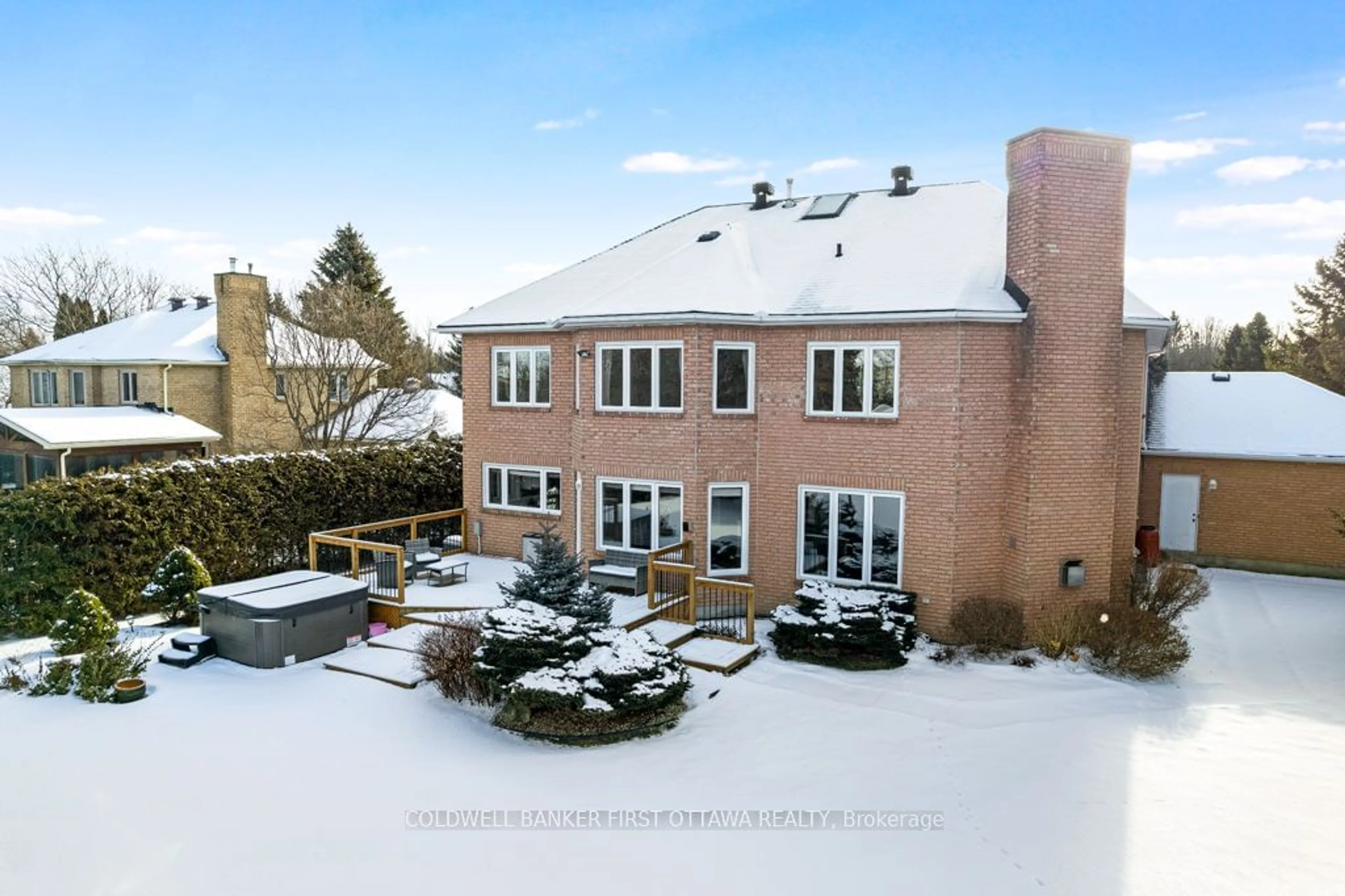 A pic from outside/outdoor area/front of a property/back of a property/a pic from drone, building for 5525 PETTAPIECE Cres, Manotick - Kars - Rideau Twp and Area Ontario K4M 1C6