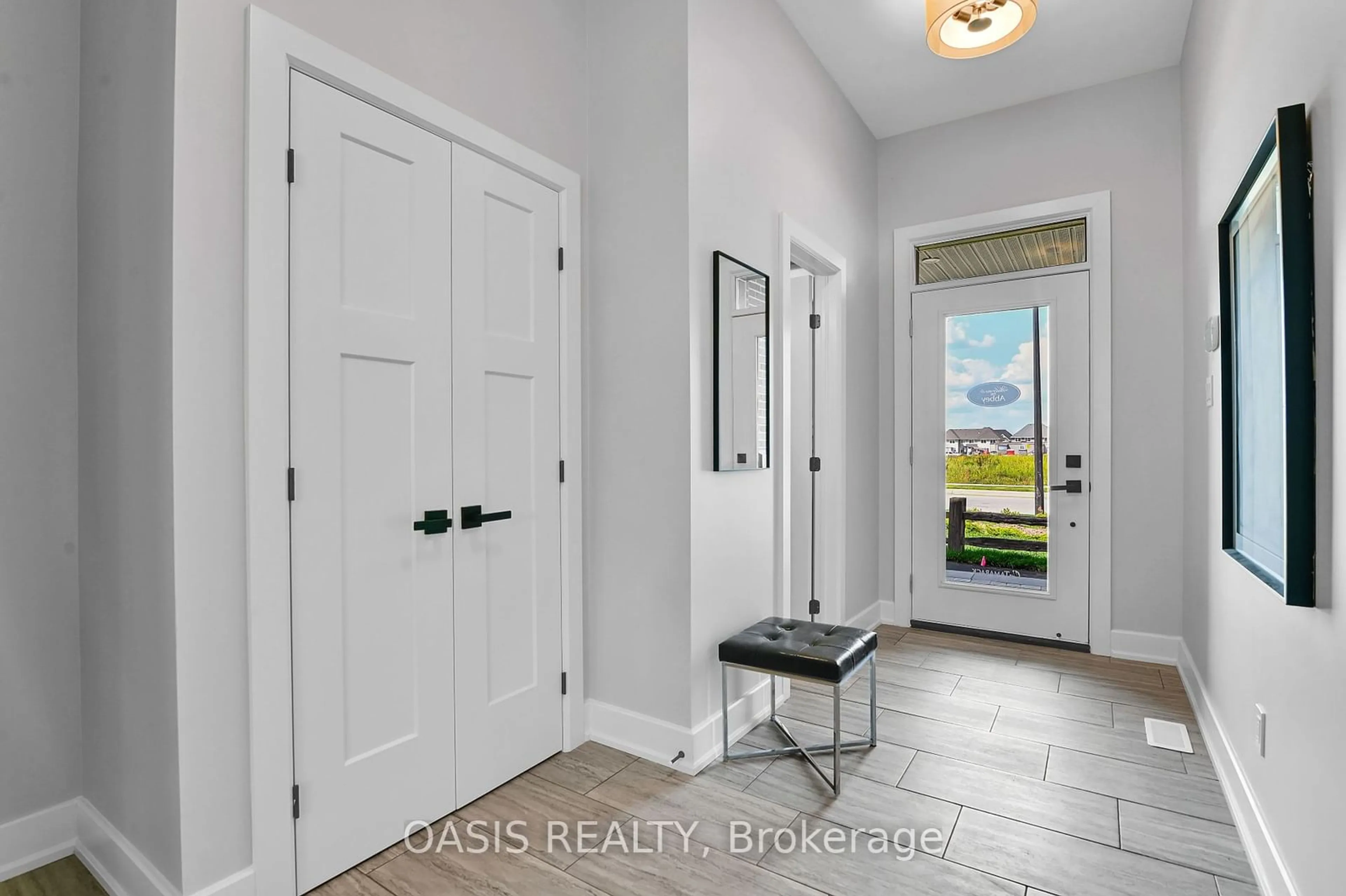 Indoor entryway for 737 MAVERICK Cres, Stittsville - Munster - Richmond Ontario K2S 2X1