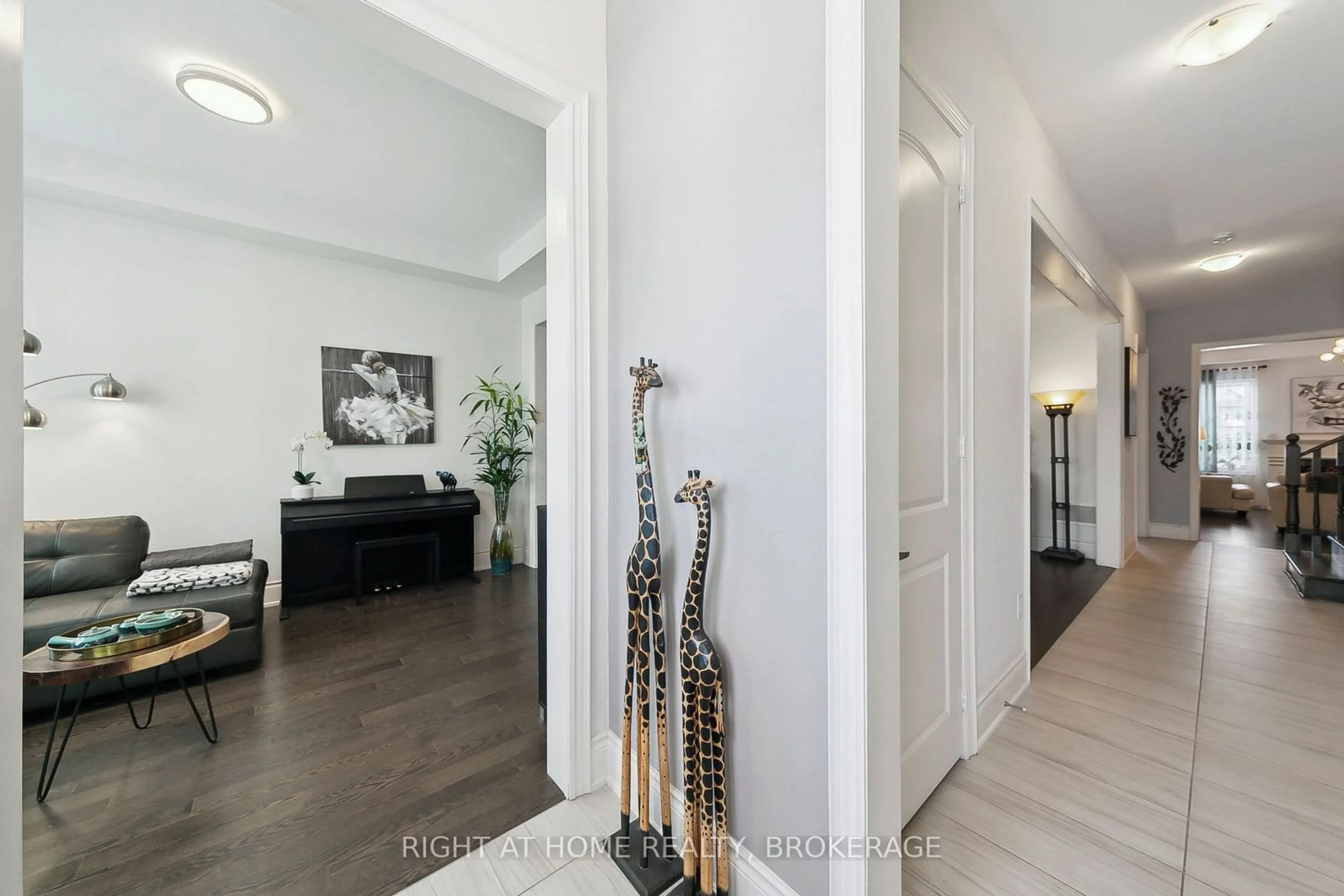 Indoor entryway for 247 Humphrey St, Hamilton Ontario L8B 1X4