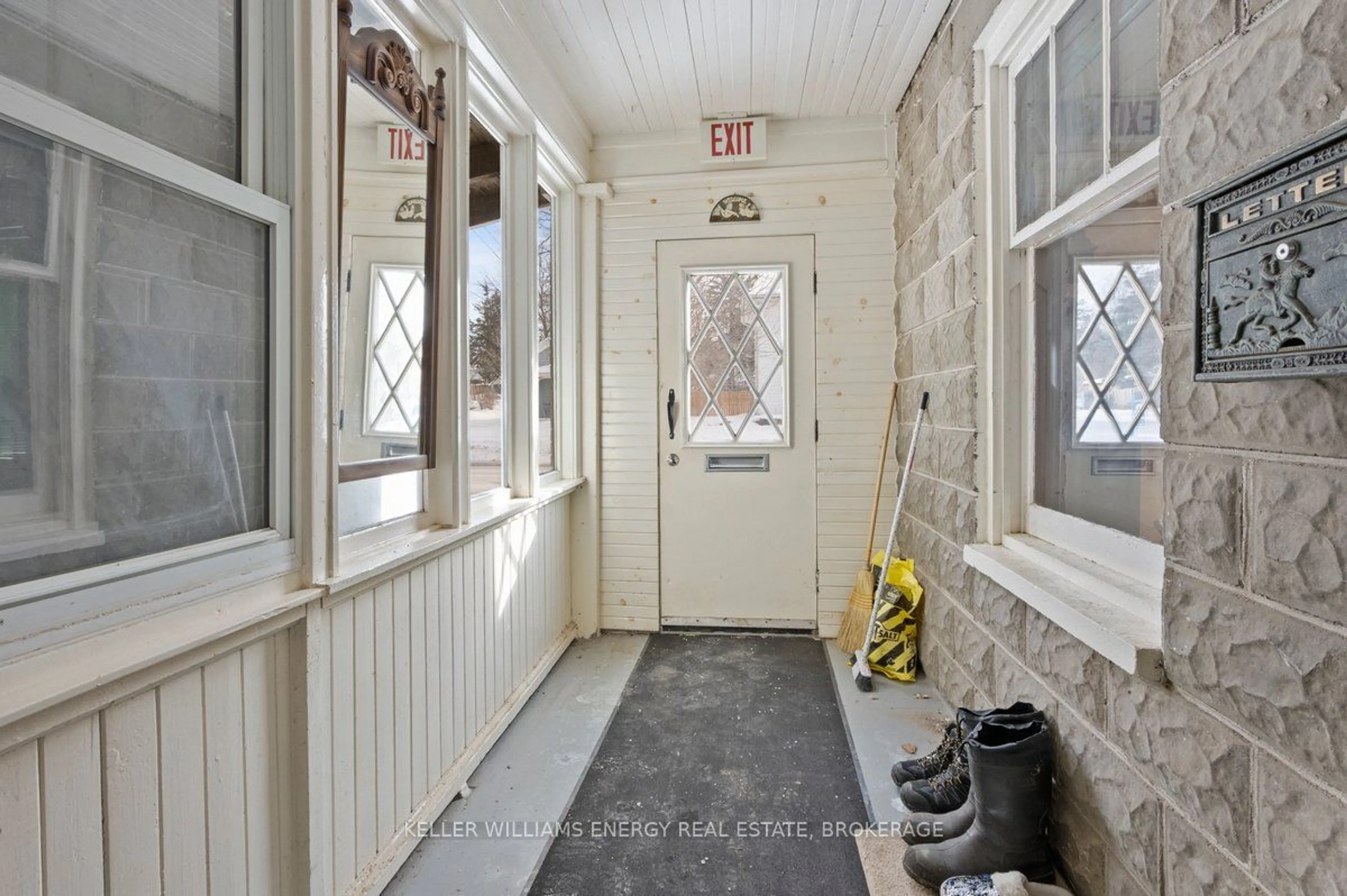 Indoor entryway for 1463 Hwy 7A, Kawartha Lakes Ontario L0A 1A0