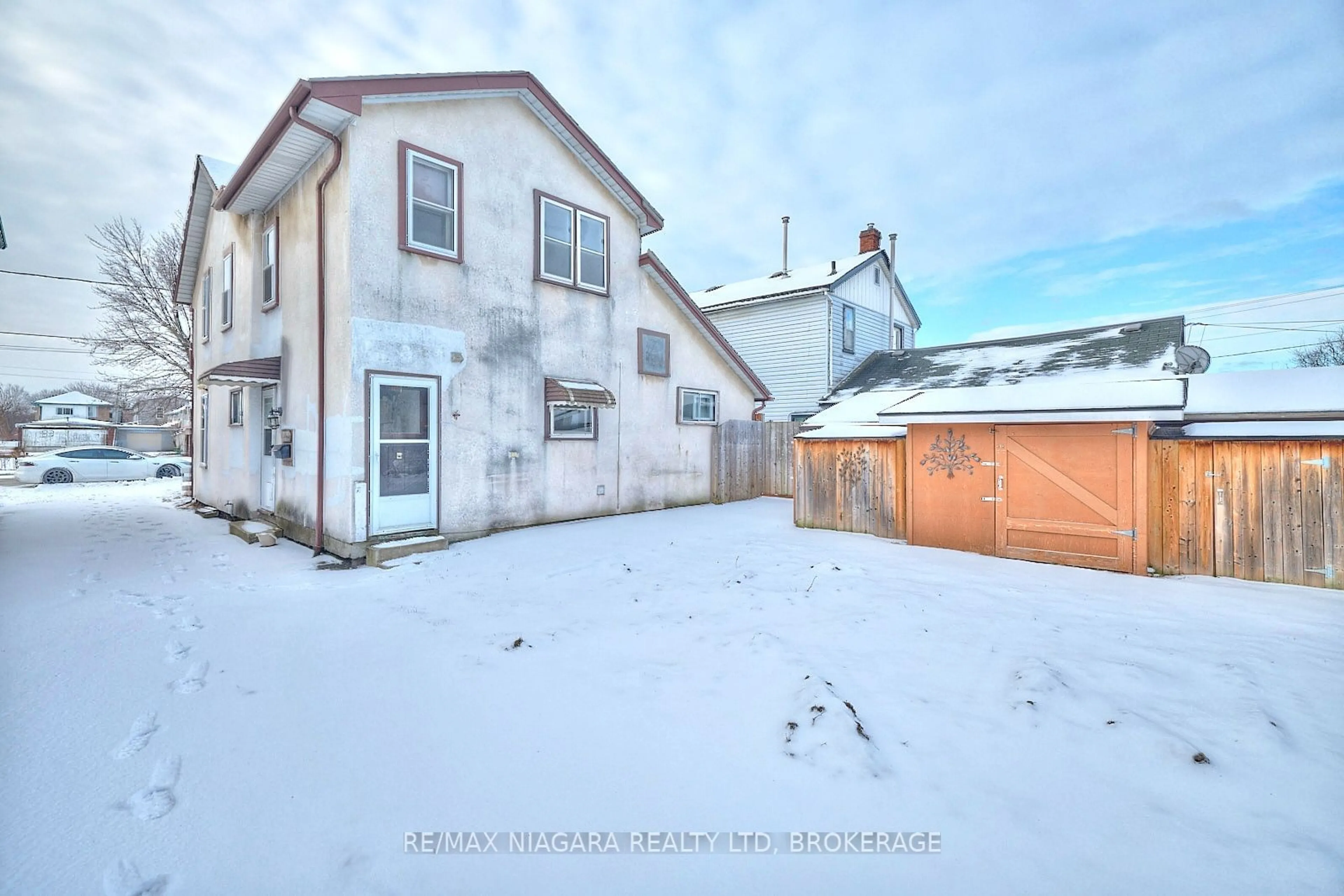 A pic from outside/outdoor area/front of a property/back of a property/a pic from drone, street for 84 Alma St, Port Colborne Ontario L3K 1G3