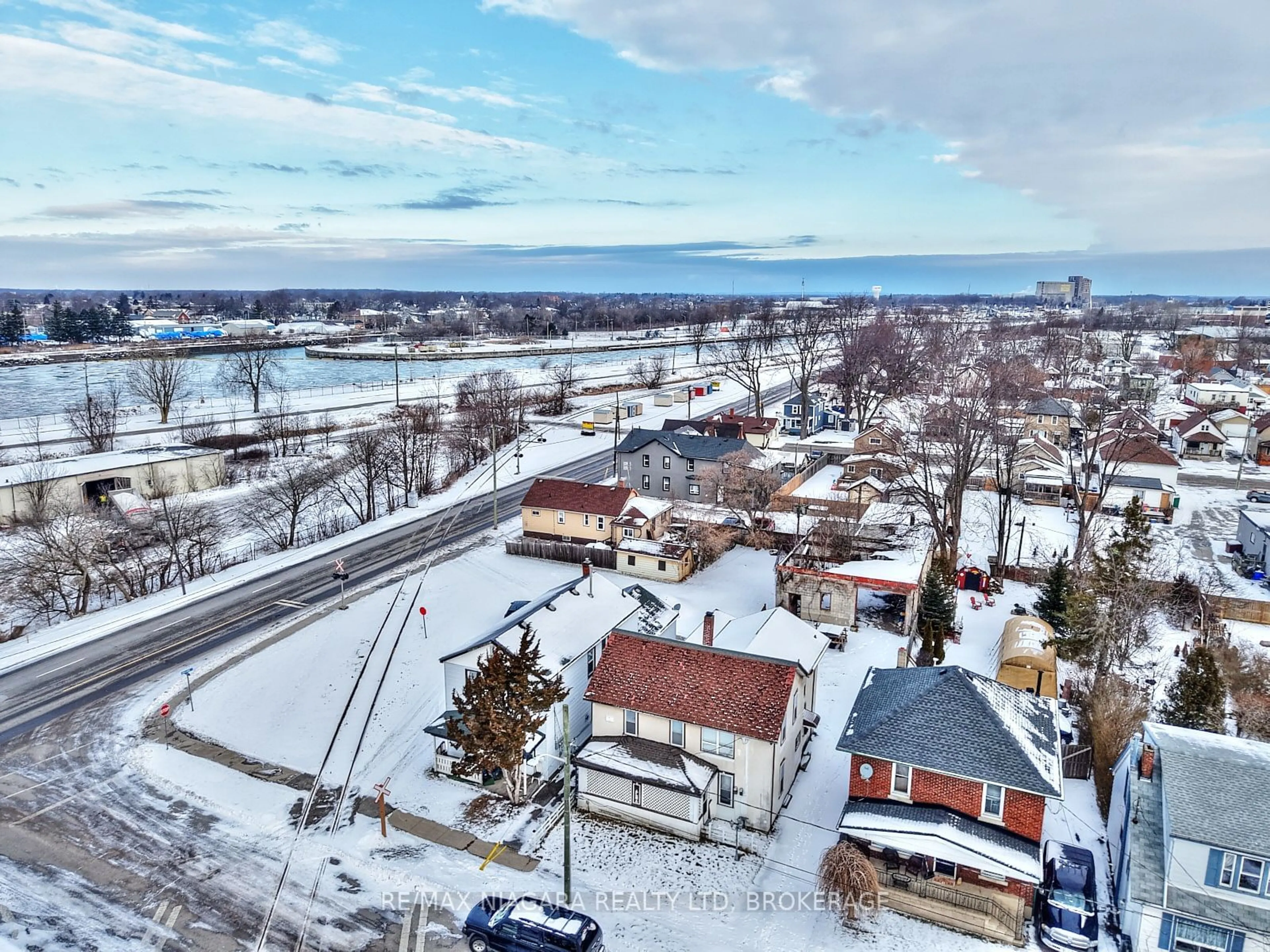 A pic from outside/outdoor area/front of a property/back of a property/a pic from drone, street for 84 Alma St, Port Colborne Ontario L3K 1G3