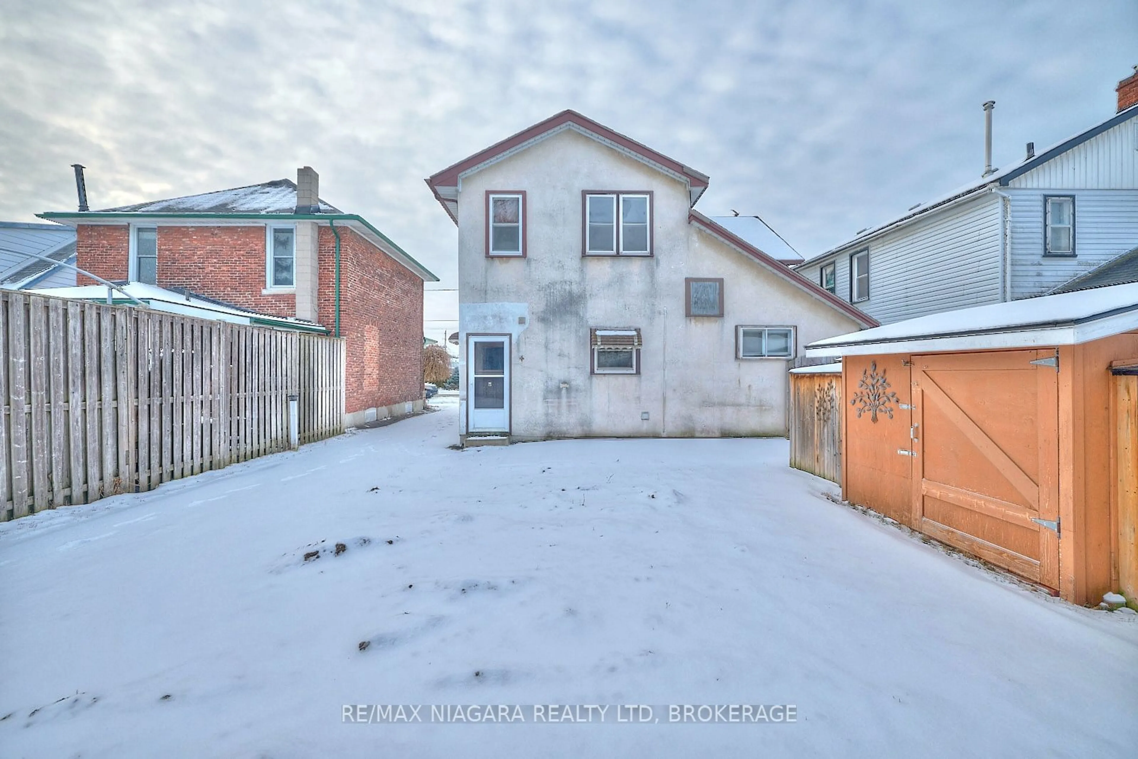 A pic from outside/outdoor area/front of a property/back of a property/a pic from drone, street for 84 Alma St, Port Colborne Ontario L3K 1G3