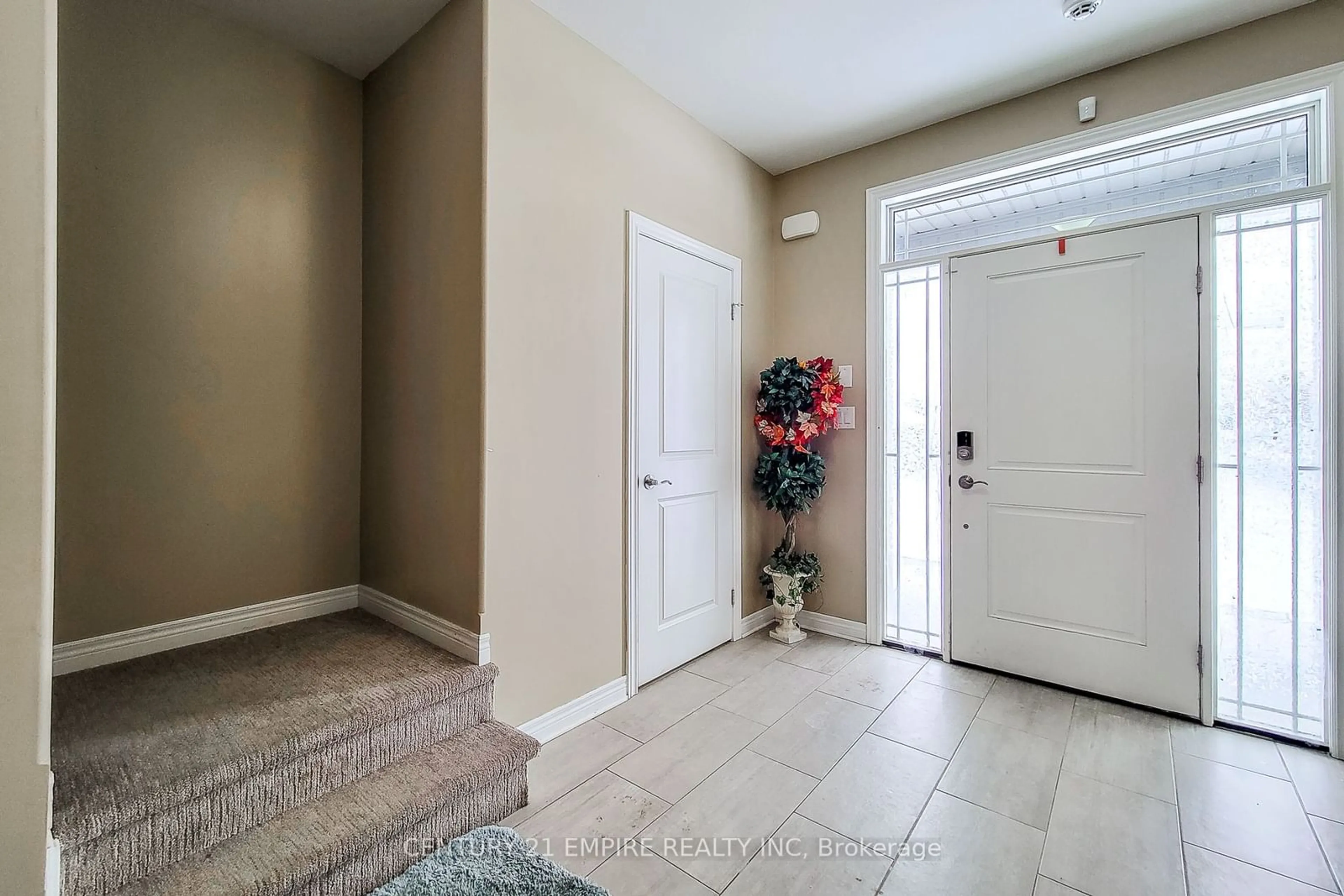 Indoor entryway for 16 Prospect Ave #B, St. Catharines Ontario L2M 5K1