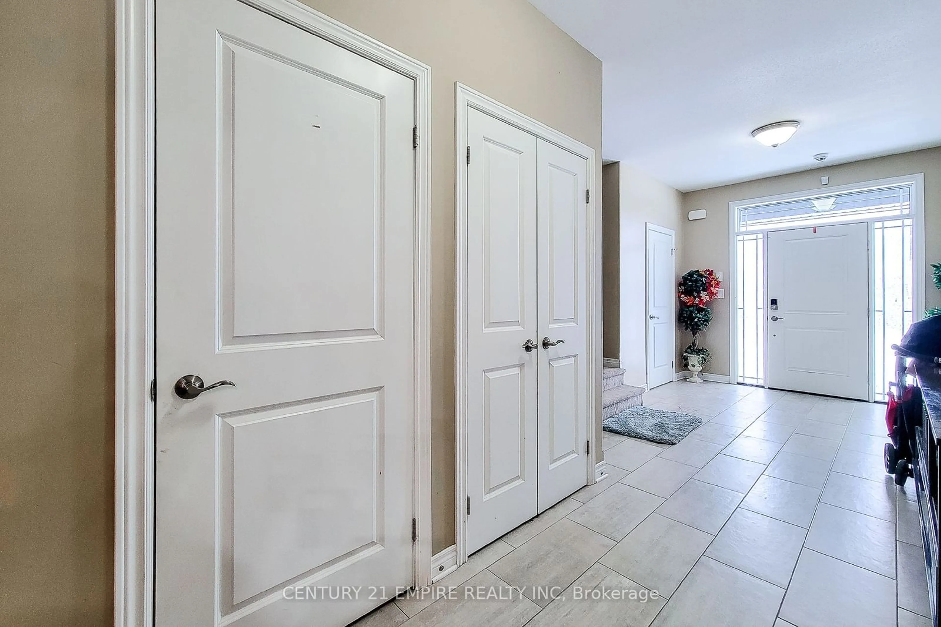 Indoor entryway for 16 Prospect Ave #B, St. Catharines Ontario L2M 5K1