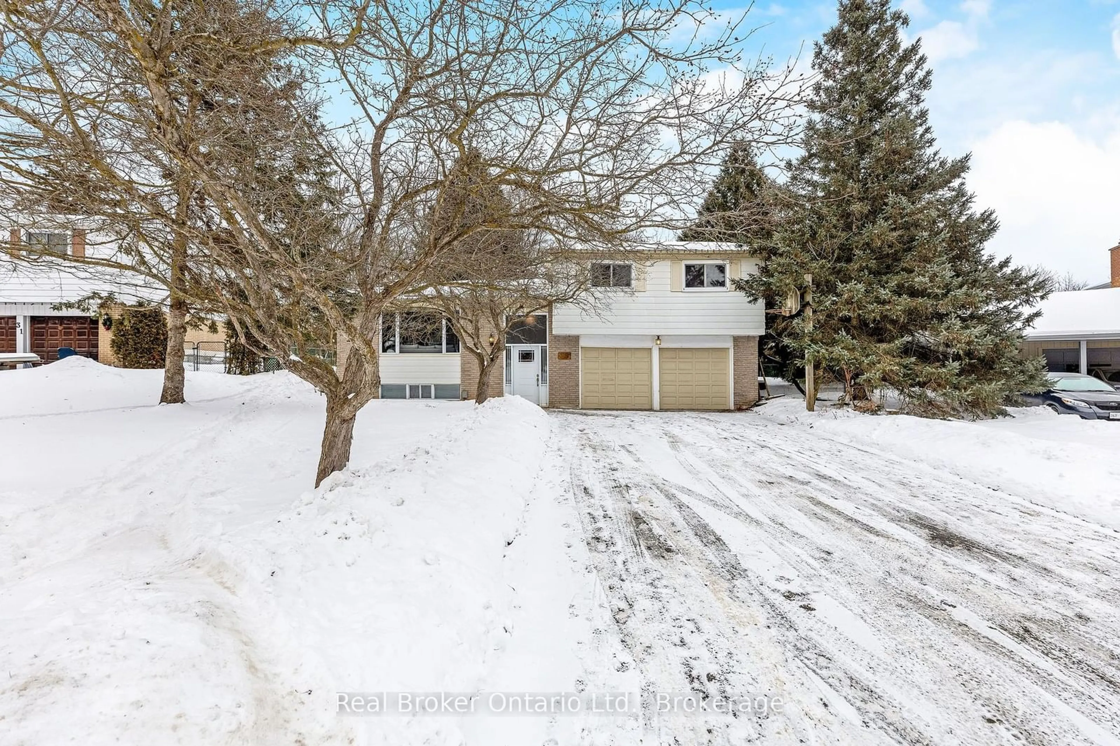 A pic from outside/outdoor area/front of a property/back of a property/a pic from drone, street for 29 Scotch St, Erin Ontario N0B 1T0