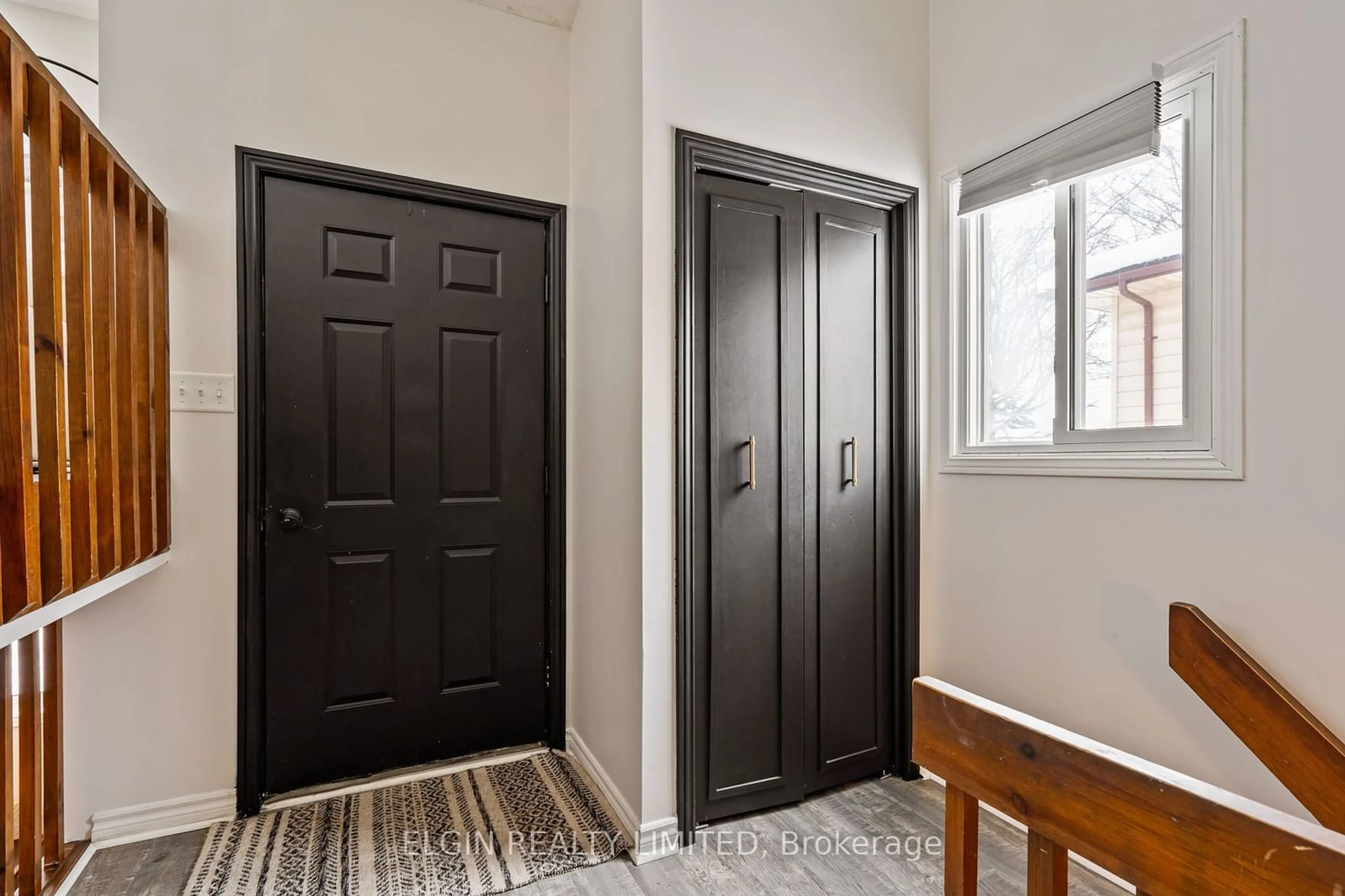 Indoor entryway for 152 Wellington St, Lucan Biddulph Ontario N0M 2J0